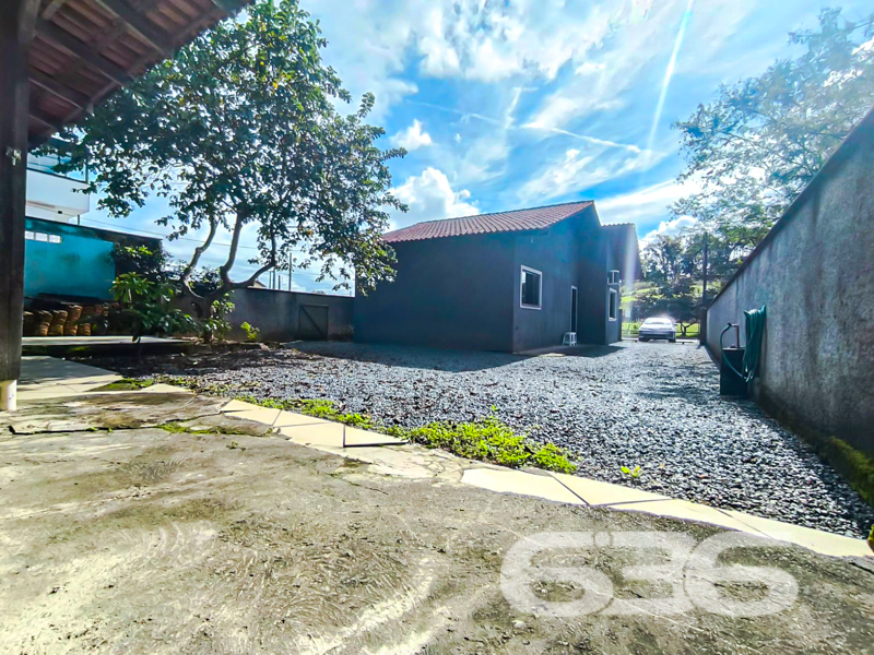 Oportunidade em Nova Brasília – Residência térrea com terreno amplo, jardim encantador e pronta para morar!
Se você está em busca de um imóvel aconchegante, funcional e com excelente aproveitamento de terreno em Joinville/SC, esta casa no bairro Nova Brasília é a escolha certa!
Com 62,11m² de área, esta charmosa residência térrea foi pensada para proporcionar conforto e praticidade. O imóvel está inserido em um terreno plano com 360m², todo murado, com ótima face leste, ideal para quem valoriza iluminação natural logo ao amanhecer.
Ao entrar, você é recebido por uma agradável sala de estar integrada à sala de jantar, perfeita para reunir a família. A cozinha gourmet, com móveis planejados que permanecem no imóvel, é um convite para quem gosta de cozinhar com praticidade e bom gosto.
Com 2 dormitórios climatizados com ar-condicionado, o conforto térmico é garantido em qualquer estação. A residência conta ainda com 2 banheiros, ambos com excelente acabamento.
Externamente, destaque para o jardim com paisagismo e árvores floridas, que trazem vida ao quintal e convidam para momentos de tranquilidade. Um gazebo rústico ou espaço coberto aos fundos adiciona charme e funcionalidade, podendo ser usado como área de lazer, espaço zen ou ateliê.
A casa oferece ainda ampla área de estacionamento, com 4 vagas descobertas e 2 cobertas, ideal para quem possui mais de um veículo ou deseja espaço para visitas.
Este é o tipo de imóvel ideal para quem quer sair do aluguel ou até mesmo investir em uma propriedade com liquidez e potencial de valorização!
Agende agora mesmo sua visita com a 636 Negócios Imobiliários – mais de 30 anos de experiência em conectar pessoas aos melhores lares!
Porque só se constrói uma grande história com grandes escolhas.
636 NEGÓCIOS IMOBILIÁRIOS: A SUA MELHOR ESCOLHA
Com mais de 30 anos de experiência, a 636 Negócios Imobiliários é sua parceira ideal para encontrar o imóvel perfeito. Estamos prontos para ajudá-lo a fazer deste imóvel o seu novo lar.
Telefone: (47) 3451-0636
WhatsApp: (47) 99190-0636
Não perca esta oportunidade única. Visite nosso site para mais informações: i636.com.br