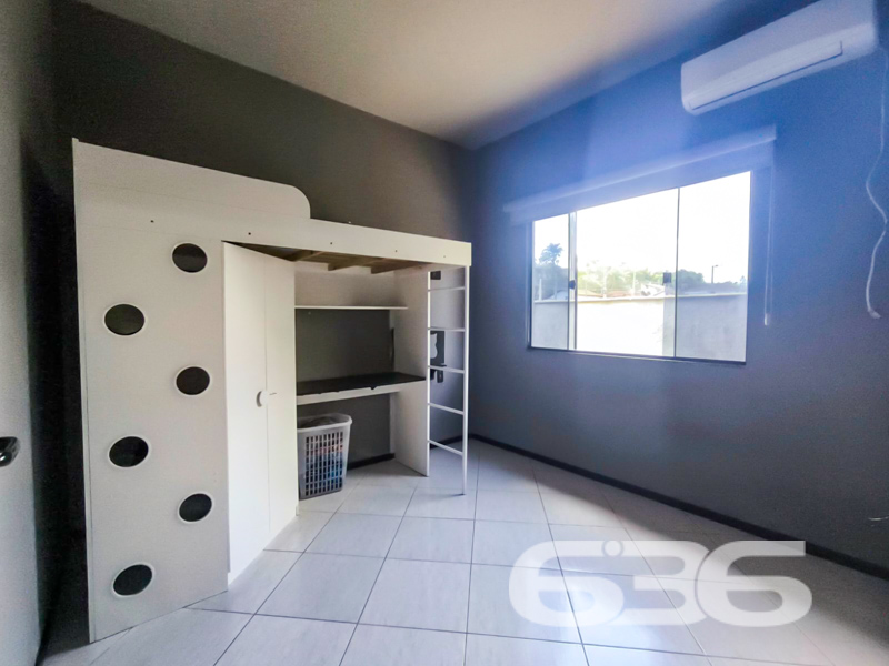 Oportunidade em Nova Brasília – Residência térrea com terreno amplo, jardim encantador e pronta para morar!
Se você está em busca de um imóvel aconchegante, funcional e com excelente aproveitamento de terreno em Joinville/SC, esta casa no bairro Nova Brasília é a escolha certa!
Com 62,11m² de área, esta charmosa residência térrea foi pensada para proporcionar conforto e praticidade. O imóvel está inserido em um terreno plano com 360m², todo murado, com ótima face leste, ideal para quem valoriza iluminação natural logo ao amanhecer.
Ao entrar, você é recebido por uma agradável sala de estar integrada à sala de jantar, perfeita para reunir a família. A cozinha gourmet, com móveis planejados que permanecem no imóvel, é um convite para quem gosta de cozinhar com praticidade e bom gosto.
Com 2 dormitórios climatizados com ar-condicionado, o conforto térmico é garantido em qualquer estação. A residência conta ainda com 2 banheiros, ambos com excelente acabamento.
Externamente, destaque para o jardim com paisagismo e árvores floridas, que trazem vida ao quintal e convidam para momentos de tranquilidade. Um gazebo rústico ou espaço coberto aos fundos adiciona charme e funcionalidade, podendo ser usado como área de lazer, espaço zen ou ateliê.
A casa oferece ainda ampla área de estacionamento, com 4 vagas descobertas e 2 cobertas, ideal para quem possui mais de um veículo ou deseja espaço para visitas.
Este é o tipo de imóvel ideal para quem quer sair do aluguel ou até mesmo investir em uma propriedade com liquidez e potencial de valorização!
Agende agora mesmo sua visita com a 636 Negócios Imobiliários – mais de 30 anos de experiência em conectar pessoas aos melhores lares!
Porque só se constrói uma grande história com grandes escolhas.
636 NEGÓCIOS IMOBILIÁRIOS: A SUA MELHOR ESCOLHA
Com mais de 30 anos de experiência, a 636 Negócios Imobiliários é sua parceira ideal para encontrar o imóvel perfeito. Estamos prontos para ajudá-lo a fazer deste imóvel o seu novo lar.
Telefone: (47) 3451-0636
WhatsApp: (47) 99190-0636
Não perca esta oportunidade única. Visite nosso site para mais informações: i636.com.br