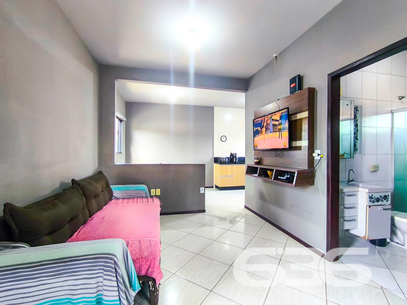 Oportunidade em Nova Brasília – Residência térrea com terreno amplo, jardim encantador e pronta para morar!
Se você está em busca de um imóvel aconchegante, funcional e com excelente aproveitamento de terreno em Joinville/SC, esta casa no bairro Nova Brasília é a escolha certa!
Com 62,11m² de área, esta charmosa residência térrea foi pensada para proporcionar conforto e praticidade. O imóvel está inserido em um terreno plano com 360m², todo murado, com ótima face leste, ideal para quem valoriza iluminação natural logo ao amanhecer.
Ao entrar, você é recebido por uma agradável sala de estar integrada à sala de jantar, perfeita para reunir a família. A cozinha gourmet, com móveis planejados que permanecem no imóvel, é um convite para quem gosta de cozinhar com praticidade e bom gosto.
Com 2 dormitórios climatizados com ar-condicionado, o conforto térmico é garantido em qualquer estação. A residência conta ainda com 2 banheiros, ambos com excelente acabamento.
Externamente, destaque para o jardim com paisagismo e árvores floridas, que trazem vida ao quintal e convidam para momentos de tranquilidade. Um gazebo rústico ou espaço coberto aos fundos adiciona charme e funcionalidade, podendo ser usado como área de lazer, espaço zen ou ateliê.
A casa oferece ainda ampla área de estacionamento, com 4 vagas descobertas e 2 cobertas, ideal para quem possui mais de um veículo ou deseja espaço para visitas.
Este é o tipo de imóvel ideal para quem quer sair do aluguel ou até mesmo investir em uma propriedade com liquidez e potencial de valorização!
Agende agora mesmo sua visita com a 636 Negócios Imobiliários – mais de 30 anos de experiência em conectar pessoas aos melhores lares!
Porque só se constrói uma grande história com grandes escolhas.
636 NEGÓCIOS IMOBILIÁRIOS: A SUA MELHOR ESCOLHA
Com mais de 30 anos de experiência, a 636 Negócios Imobiliários é sua parceira ideal para encontrar o imóvel perfeito. Estamos prontos para ajudá-lo a fazer deste imóvel o seu novo lar.
Telefone: (47) 3451-0636
WhatsApp: (47) 99190-0636
Não perca esta oportunidade única. Visite nosso site para mais informações: i636.com.br