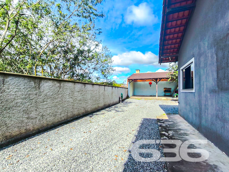 Oportunidade em Nova Brasília – Residência térrea com terreno amplo, jardim encantador e pronta para morar!
Se você está em busca de um imóvel aconchegante, funcional e com excelente aproveitamento de terreno em Joinville/SC, esta casa no bairro Nova Brasília é a escolha certa!
Com 62,11m² de área, esta charmosa residência térrea foi pensada para proporcionar conforto e praticidade. O imóvel está inserido em um terreno plano com 360m², todo murado, com ótima face leste, ideal para quem valoriza iluminação natural logo ao amanhecer.
Ao entrar, você é recebido por uma agradável sala de estar integrada à sala de jantar, perfeita para reunir a família. A cozinha gourmet, com móveis planejados que permanecem no imóvel, é um convite para quem gosta de cozinhar com praticidade e bom gosto.
Com 2 dormitórios climatizados com ar-condicionado, o conforto térmico é garantido em qualquer estação. A residência conta ainda com 2 banheiros, ambos com excelente acabamento.
Externamente, destaque para o jardim com paisagismo e árvores floridas, que trazem vida ao quintal e convidam para momentos de tranquilidade. Um gazebo rústico ou espaço coberto aos fundos adiciona charme e funcionalidade, podendo ser usado como área de lazer, espaço zen ou ateliê.
A casa oferece ainda ampla área de estacionamento, com 4 vagas descobertas e 2 cobertas, ideal para quem possui mais de um veículo ou deseja espaço para visitas.
Este é o tipo de imóvel ideal para quem quer sair do aluguel ou até mesmo investir em uma propriedade com liquidez e potencial de valorização!
Agende agora mesmo sua visita com a 636 Negócios Imobiliários – mais de 30 anos de experiência em conectar pessoas aos melhores lares!
Porque só se constrói uma grande história com grandes escolhas.
636 NEGÓCIOS IMOBILIÁRIOS: A SUA MELHOR ESCOLHA
Com mais de 30 anos de experiência, a 636 Negócios Imobiliários é sua parceira ideal para encontrar o imóvel perfeito. Estamos prontos para ajudá-lo a fazer deste imóvel o seu novo lar.
Telefone: (47) 3451-0636
WhatsApp: (47) 99190-0636
Não perca esta oportunidade única. Visite nosso site para mais informações: i636.com.br