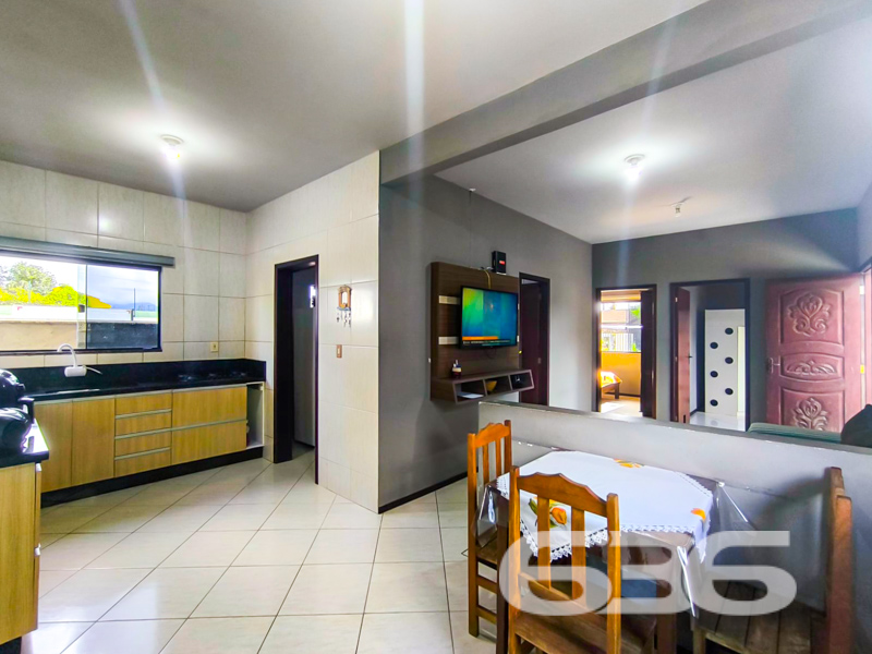 Oportunidade em Nova Brasília – Residência térrea com terreno amplo, jardim encantador e pronta para morar!
Se você está em busca de um imóvel aconchegante, funcional e com excelente aproveitamento de terreno em Joinville/SC, esta casa no bairro Nova Brasília é a escolha certa!
Com 62,11m² de área, esta charmosa residência térrea foi pensada para proporcionar conforto e praticidade. O imóvel está inserido em um terreno plano com 360m², todo murado, com ótima face leste, ideal para quem valoriza iluminação natural logo ao amanhecer.
Ao entrar, você é recebido por uma agradável sala de estar integrada à sala de jantar, perfeita para reunir a família. A cozinha gourmet, com móveis planejados que permanecem no imóvel, é um convite para quem gosta de cozinhar com praticidade e bom gosto.
Com 2 dormitórios climatizados com ar-condicionado, o conforto térmico é garantido em qualquer estação. A residência conta ainda com 2 banheiros, ambos com excelente acabamento.
Externamente, destaque para o jardim com paisagismo e árvores floridas, que trazem vida ao quintal e convidam para momentos de tranquilidade. Um gazebo rústico ou espaço coberto aos fundos adiciona charme e funcionalidade, podendo ser usado como área de lazer, espaço zen ou ateliê.
A casa oferece ainda ampla área de estacionamento, com 4 vagas descobertas e 2 cobertas, ideal para quem possui mais de um veículo ou deseja espaço para visitas.
Este é o tipo de imóvel ideal para quem quer sair do aluguel ou até mesmo investir em uma propriedade com liquidez e potencial de valorização!
Agende agora mesmo sua visita com a 636 Negócios Imobiliários – mais de 30 anos de experiência em conectar pessoas aos melhores lares!
Porque só se constrói uma grande história com grandes escolhas.
636 NEGÓCIOS IMOBILIÁRIOS: A SUA MELHOR ESCOLHA
Com mais de 30 anos de experiência, a 636 Negócios Imobiliários é sua parceira ideal para encontrar o imóvel perfeito. Estamos prontos para ajudá-lo a fazer deste imóvel o seu novo lar.
Telefone: (47) 3451-0636
WhatsApp: (47) 99190-0636
Não perca esta oportunidade única. Visite nosso site para mais informações: i636.com.br