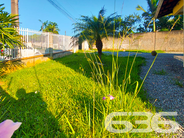BAIRRO PARANAGUAMIRIM: CASA COM 3 DORMITÓRIOS E AMPLO TERRENO

Descubra o conforto e a privacidade que você sempre sonhou nesta ampla residência localizada no tranquilo bairro de Paranaguamirim. Com um terreno generoso de 467m² e uma área construída de 140m², este imóvel oferece o espaço ideal para a vida em família.

Esta casa conta com 3 dormitórios aconchegantes, 2 banheiros práticos, uma sala de estar convidativa e uma copa e cozinha conjugadas, perfeitas para momentos de confraternização. A área externa não deixa a desejar: um jardim encantador e um espaço para transformar em uma área de festa para receber amigos e familiares.

Localizada em uma rua sem saída no bairro Paranaguamirim, esta propriedade garante a tranquilidade que você procura, sem abrir mão da conveniência de estar perto de vias de acesso, transporte público, escolas e hospitais.

A casa, com parte averbada em laje, oferece segurança e a possibilidade de personalização para se tornar o lar dos seus sonhos.

A 636 Negócios Imobiliários, com mais de 30 anos de experiência, está pronta para ajudá-lo a realizar este sonho. Entre em contato conosco pelo telefone: (47) 3451-0636 ou WhatsApp: (47) 99190-0636 e descubra mais sobre esta oportunidade única.

Este e outros milhares de imóveis no site: i636.com.br