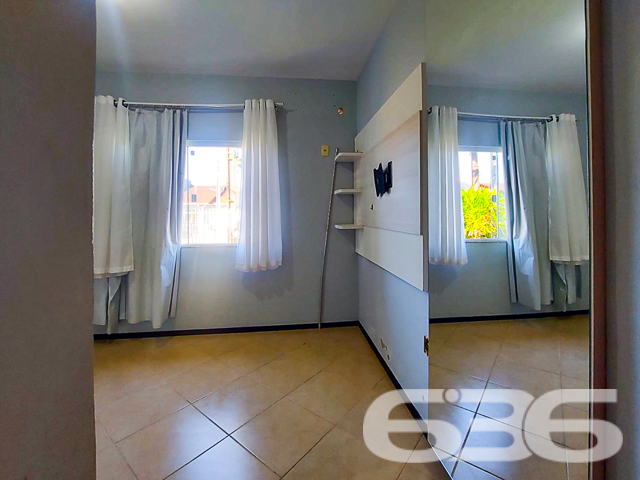 BAIRRO PARANAGUAMIRIM: CASA COM 3 DORMITÓRIOS E AMPLO TERRENO

Descubra o conforto e a privacidade que você sempre sonhou nesta ampla residência localizada no tranquilo bairro de Paranaguamirim. Com um terreno generoso de 467m² e uma área construída de 140m², este imóvel oferece o espaço ideal para a vida em família.

Esta casa conta com 3 dormitórios aconchegantes, 2 banheiros práticos, uma sala de estar convidativa e uma copa e cozinha conjugadas, perfeitas para momentos de confraternização. A área externa não deixa a desejar: um jardim encantador e um espaço para transformar em uma área de festa para receber amigos e familiares.

Localizada em uma rua sem saída no bairro Paranaguamirim, esta propriedade garante a tranquilidade que você procura, sem abrir mão da conveniência de estar perto de vias de acesso, transporte público, escolas e hospitais.

A casa, com parte averbada em laje, oferece segurança e a possibilidade de personalização para se tornar o lar dos seus sonhos.

A 636 Negócios Imobiliários, com mais de 30 anos de experiência, está pronta para ajudá-lo a realizar este sonho. Entre em contato conosco pelo telefone: (47) 3451-0636 ou WhatsApp: (47) 99190-0636 e descubra mais sobre esta oportunidade única.

Este e outros milhares de imóveis no site: i636.com.br
