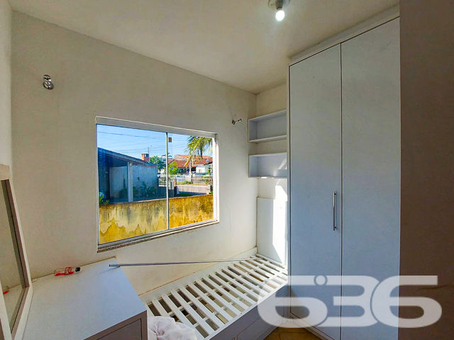 BAIRRO PARANAGUAMIRIM: CASA COM 3 DORMITÓRIOS E AMPLO TERRENO

Descubra o conforto e a privacidade que você sempre sonhou nesta ampla residência localizada no tranquilo bairro de Paranaguamirim. Com um terreno generoso de 467m² e uma área construída de 140m², este imóvel oferece o espaço ideal para a vida em família.

Esta casa conta com 3 dormitórios aconchegantes, 2 banheiros práticos, uma sala de estar convidativa e uma copa e cozinha conjugadas, perfeitas para momentos de confraternização. A área externa não deixa a desejar: um jardim encantador e um espaço para transformar em uma área de festa para receber amigos e familiares.

Localizada em uma rua sem saída no bairro Paranaguamirim, esta propriedade garante a tranquilidade que você procura, sem abrir mão da conveniência de estar perto de vias de acesso, transporte público, escolas e hospitais.

A casa, com parte averbada em laje, oferece segurança e a possibilidade de personalização para se tornar o lar dos seus sonhos.

A 636 Negócios Imobiliários, com mais de 30 anos de experiência, está pronta para ajudá-lo a realizar este sonho. Entre em contato conosco pelo telefone: (47) 3451-0636 ou WhatsApp: (47) 99190-0636 e descubra mais sobre esta oportunidade única.

Este e outros milhares de imóveis no site: i636.com.br