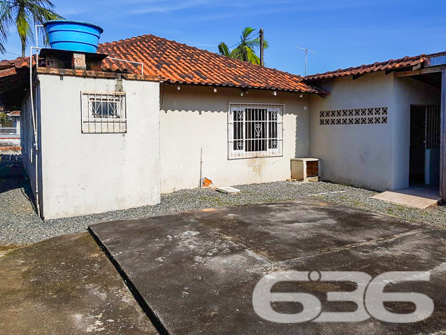 OPORTUNIDADE DE CASA NO BAIRRO PARANAGUAMIRIM - ESTUDA PERMUTA 

Apresentamos uma residência com 3 quartos espaçosos, 2 banheiros, sala aconchegante, cozinha funcional e uma área de serviço prática. 

Desfrute de momentos de lazer e confraternização na churrasqueira, onde você poderá reunir seus amigos e familiares para saborear deliciosos churrascos. Além disso, a casa conta com uma vaga de garagem coberta, proporcionando comodidade e segurança para seu veículo.

Com uma área construída de 70m² e um terreno de 360m², com 12 metros de abertura por 30 metros nas laterais, oferecendo espaço de sobra para você aproveitar o quintal.

Localizada no bairro Paranaguamirim, em Joinville, está situada em uma região tranquila e de fácil acesso, próxima a comércios locais, escolas e serviços essenciais.

Entre em contato conosco agora mesmo e agende uma visita. Sua nova casa está esperando por você!

Telefone: (47) 3451-0636
WhatsApp: (47) 99190-0636

Imobiliária 636.
