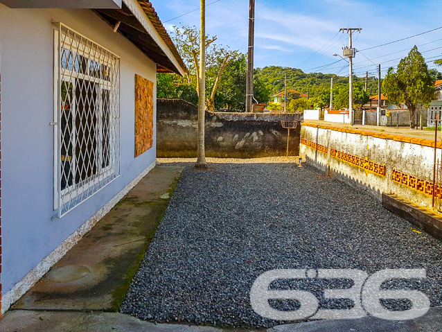 OPORTUNIDADE DE CASA NO BAIRRO PARANAGUAMIRIM - ESTUDA PERMUTA 

Apresentamos uma residência com 3 quartos espaçosos, 2 banheiros, sala aconchegante, cozinha funcional e uma área de serviço prática. 

Desfrute de momentos de lazer e confraternização na churrasqueira, onde você poderá reunir seus amigos e familiares para saborear deliciosos churrascos. Além disso, a casa conta com uma vaga de garagem coberta, proporcionando comodidade e segurança para seu veículo.

Com uma área construída de 70m² e um terreno de 360m², com 12 metros de abertura por 30 metros nas laterais, oferecendo espaço de sobra para você aproveitar o quintal.

Localizada no bairro Paranaguamirim, em Joinville, está situada em uma região tranquila e de fácil acesso, próxima a comércios locais, escolas e serviços essenciais.

Entre em contato conosco agora mesmo e agende uma visita. Sua nova casa está esperando por você!

Telefone: (47) 3451-0636
WhatsApp: (47) 99190-0636

Imobiliária 636.