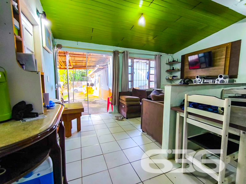 OPORTUNIDADE PARA INVESTIDORES – IMÓVEL GERADOR DE RENDA NO BAIRRO PETRÓPOLIS, EM JOINVILLE/SC
Se você busca uma oportunidade sólida para investir com retorno imediato, este imóvel é o que procura. Localizado no tradicional bairro Petrópolis, em Joinville/SC, este terreno de esquina com 289m² abriga uma residência térrea com aproximadamente 90m² de área construída, ideal para quem deseja investir com segurança.
A propriedade é composta por 4 kitnets independentes, todas já alugadas, além da moradia principal atualmente ocupada pelo proprietário, somando 6 dormitórios, 4 banheiros, 3 salas, 3 cozinhas e 2 áreas de serviço. Tudo devidamente murado, com jardim, espaço para até 4 veículos (sendo 3 vagas descobertas e 1 coberta), e conexão de internet via fibra óptica. Um verdadeiro conjunto habitacional compacto, funcional e com excelente potencial de rentabilidade.
O imóvel gera hoje uma renda mensal, o que o torna uma alternativa estratégica para investidores que desejam aliar patrimônio com fluxo de caixa mensal.
Agende uma visita com a 636 Negócios Imobiliários e descubra como transformar este imóvel em uma fonte sólida de renda!
636 NEGÓCIOS IMOBILIÁRIOS: A SUA MELHOR ESCOLHA
Com mais de 30 anos de experiência, a 636 Negócios Imobiliários é sua parceira ideal para encontrar o imóvel perfeito. Estamos prontos para ajudá-lo a fazer deste imóvel o seu novo lar.
Telefone: (47) 3451-0636
WhatsApp: (47) 99190-0636
Não perca esta oportunidade única. Visite nosso site para mais informações: i636.com.br