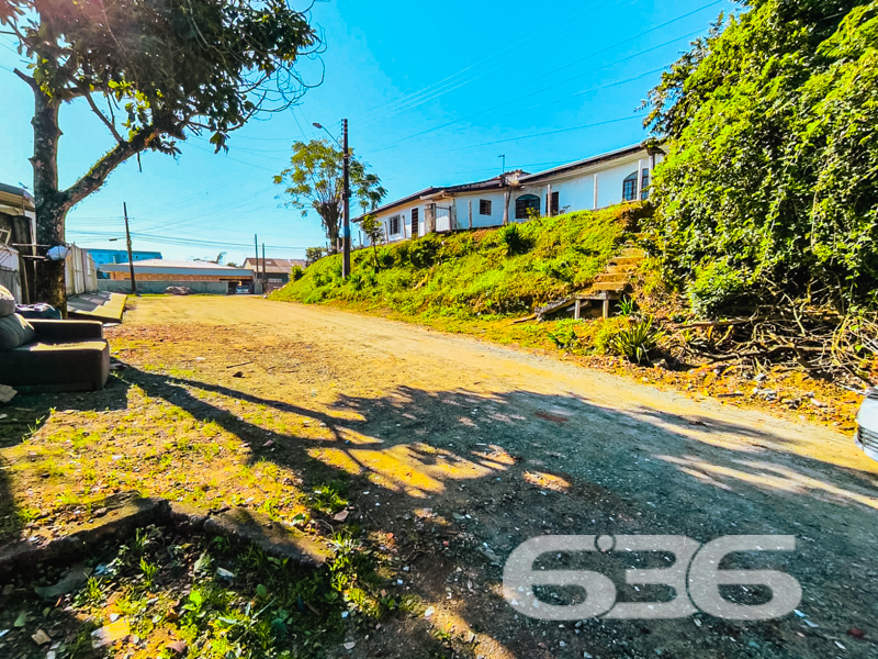 OPORTUNIDADE PARA INVESTIDORES – IMÓVEL GERADOR DE RENDA NO BAIRRO PETRÓPOLIS, EM JOINVILLE/SC
Se você busca uma oportunidade sólida para investir com retorno imediato, este imóvel é o que procura. Localizado no tradicional bairro Petrópolis, em Joinville/SC, este terreno de esquina com 289m² abriga uma residência térrea com aproximadamente 90m² de área construída, ideal para quem deseja investir com segurança.
A propriedade é composta por 4 kitnets independentes, todas já alugadas, além da moradia principal atualmente ocupada pelo proprietário, somando 6 dormitórios, 4 banheiros, 3 salas, 3 cozinhas e 2 áreas de serviço. Tudo devidamente murado, com jardim, espaço para até 4 veículos (sendo 3 vagas descobertas e 1 coberta), e conexão de internet via fibra óptica. Um verdadeiro conjunto habitacional compacto, funcional e com excelente potencial de rentabilidade.
O imóvel gera hoje uma renda mensal, o que o torna uma alternativa estratégica para investidores que desejam aliar patrimônio com fluxo de caixa mensal.
Agende uma visita com a 636 Negócios Imobiliários e descubra como transformar este imóvel em uma fonte sólida de renda!
636 NEGÓCIOS IMOBILIÁRIOS: A SUA MELHOR ESCOLHA
Com mais de 30 anos de experiência, a 636 Negócios Imobiliários é sua parceira ideal para encontrar o imóvel perfeito. Estamos prontos para ajudá-lo a fazer deste imóvel o seu novo lar.
Telefone: (47) 3451-0636
WhatsApp: (47) 99190-0636
Não perca esta oportunidade única. Visite nosso site para mais informações: i636.com.br