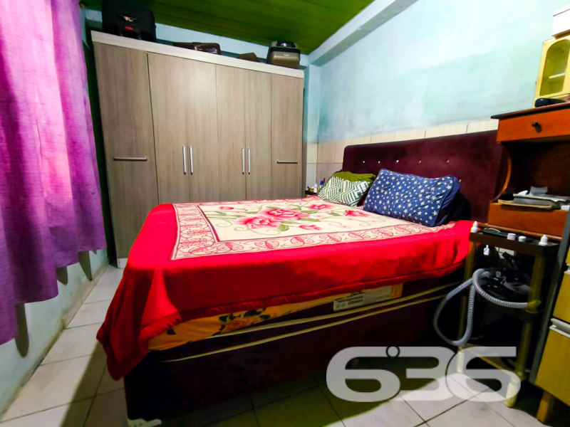 OPORTUNIDADE PARA INVESTIDORES – IMÓVEL GERADOR DE RENDA NO BAIRRO PETRÓPOLIS, EM JOINVILLE/SC
Se você busca uma oportunidade sólida para investir com retorno imediato, este imóvel é o que procura. Localizado no tradicional bairro Petrópolis, em Joinville/SC, este terreno de esquina com 289m² abriga uma residência térrea com aproximadamente 90m² de área construída, ideal para quem deseja investir com segurança.
A propriedade é composta por 4 kitnets independentes, todas já alugadas, além da moradia principal atualmente ocupada pelo proprietário, somando 6 dormitórios, 4 banheiros, 3 salas, 3 cozinhas e 2 áreas de serviço. Tudo devidamente murado, com jardim, espaço para até 4 veículos (sendo 3 vagas descobertas e 1 coberta), e conexão de internet via fibra óptica. Um verdadeiro conjunto habitacional compacto, funcional e com excelente potencial de rentabilidade.
O imóvel gera hoje uma renda mensal, o que o torna uma alternativa estratégica para investidores que desejam aliar patrimônio com fluxo de caixa mensal.
Agende uma visita com a 636 Negócios Imobiliários e descubra como transformar este imóvel em uma fonte sólida de renda!
636 NEGÓCIOS IMOBILIÁRIOS: A SUA MELHOR ESCOLHA
Com mais de 30 anos de experiência, a 636 Negócios Imobiliários é sua parceira ideal para encontrar o imóvel perfeito. Estamos prontos para ajudá-lo a fazer deste imóvel o seu novo lar.
Telefone: (47) 3451-0636
WhatsApp: (47) 99190-0636
Não perca esta oportunidade única. Visite nosso site para mais informações: i636.com.br