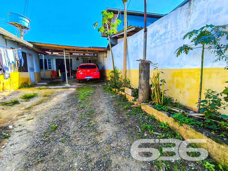 OPORTUNIDADE PARA INVESTIDORES – IMÓVEL GERADOR DE RENDA NO BAIRRO PETRÓPOLIS, EM JOINVILLE/SC
Se você busca uma oportunidade sólida para investir com retorno imediato, este imóvel é o que procura. Localizado no tradicional bairro Petrópolis, em Joinville/SC, este terreno de esquina com 289m² abriga uma residência térrea com aproximadamente 90m² de área construída, ideal para quem deseja investir com segurança.
A propriedade é composta por 4 kitnets independentes, todas já alugadas, além da moradia principal atualmente ocupada pelo proprietário, somando 6 dormitórios, 4 banheiros, 3 salas, 3 cozinhas e 2 áreas de serviço. Tudo devidamente murado, com jardim, espaço para até 4 veículos (sendo 3 vagas descobertas e 1 coberta), e conexão de internet via fibra óptica. Um verdadeiro conjunto habitacional compacto, funcional e com excelente potencial de rentabilidade.
O imóvel gera hoje uma renda mensal, o que o torna uma alternativa estratégica para investidores que desejam aliar patrimônio com fluxo de caixa mensal.
Agende uma visita com a 636 Negócios Imobiliários e descubra como transformar este imóvel em uma fonte sólida de renda!
636 NEGÓCIOS IMOBILIÁRIOS: A SUA MELHOR ESCOLHA
Com mais de 30 anos de experiência, a 636 Negócios Imobiliários é sua parceira ideal para encontrar o imóvel perfeito. Estamos prontos para ajudá-lo a fazer deste imóvel o seu novo lar.
Telefone: (47) 3451-0636
WhatsApp: (47) 99190-0636
Não perca esta oportunidade única. Visite nosso site para mais informações: i636.com.br