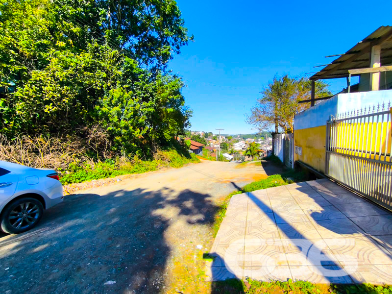 OPORTUNIDADE PARA INVESTIDORES – IMÓVEL GERADOR DE RENDA NO BAIRRO PETRÓPOLIS, EM JOINVILLE/SC
Se você busca uma oportunidade sólida para investir com retorno imediato, este imóvel é o que procura. Localizado no tradicional bairro Petrópolis, em Joinville/SC, este terreno de esquina com 289m² abriga uma residência térrea com aproximadamente 90m² de área construída, ideal para quem deseja investir com segurança.
A propriedade é composta por 4 kitnets independentes, todas já alugadas, além da moradia principal atualmente ocupada pelo proprietário, somando 6 dormitórios, 4 banheiros, 3 salas, 3 cozinhas e 2 áreas de serviço. Tudo devidamente murado, com jardim, espaço para até 4 veículos (sendo 3 vagas descobertas e 1 coberta), e conexão de internet via fibra óptica. Um verdadeiro conjunto habitacional compacto, funcional e com excelente potencial de rentabilidade.
O imóvel gera hoje uma renda mensal, o que o torna uma alternativa estratégica para investidores que desejam aliar patrimônio com fluxo de caixa mensal.
Agende uma visita com a 636 Negócios Imobiliários e descubra como transformar este imóvel em uma fonte sólida de renda!
636 NEGÓCIOS IMOBILIÁRIOS: A SUA MELHOR ESCOLHA
Com mais de 30 anos de experiência, a 636 Negócios Imobiliários é sua parceira ideal para encontrar o imóvel perfeito. Estamos prontos para ajudá-lo a fazer deste imóvel o seu novo lar.
Telefone: (47) 3451-0636
WhatsApp: (47) 99190-0636
Não perca esta oportunidade única. Visite nosso site para mais informações: i636.com.br