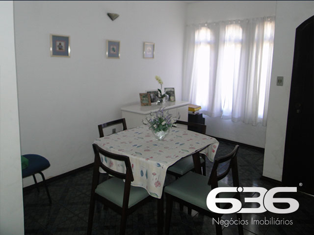 CASA AMPLA COM SUÍTE + 3 DORMITÓRIOS NO BAIRRO FLORESTA
Descubra esta casa no bairro Floresta, um imóvel com 220m² de área construída em um terreno de 543m². O grande diferencial desta residência é sua área externa ampla, perfeita para receber amigos e família. Com churrasqueira, área para festas e jardim, esta casa oferece um estilo de vida incomparável.
Composição do Imóvel:
Esta casa conta com 4 dormitórios, incluindo uma suíte, e 2 banheiros adicionais. A sala de estar e jantar são espaçosas e acolhedoras, ideais para momentos em família. A cozinha é prática e funcional, enquanto a edícula oferece espaço extra. Para os amantes de churrasco, a área de festa com churrasqueira é um verdadeiro paraíso.
Localização:
Localizada no bairro Floresta, esta casa está em uma área de valorização imobiliária, com um empreendimento da Rogga sendo construído a poucos metros. Além disso, o bairro oferece fácil acesso a serviços públicos essenciais, tornando a vida diária mais conveniente.
636 Negócios Imobiliários:
Com mais de 30 anos de experiência, a 636 Negócios Imobiliários é sua parceira ideal para encontrar o imóvel perfeito. Nossa equipe de especialistas está pronta para fornecer todo o suporte necessário durante o processo de compra.
Entre em Contato:
Não perca esta oportunidade única! Ligue para (47) 3451-0636 ou envie uma mensagem via WhatsApp para (47) 99190-0636 e vamos começar a planejar seu futuro hoje mesmo.