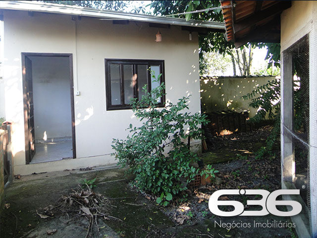 CASA AMPLA COM SUÍTE + 3 DORMITÓRIOS NO BAIRRO FLORESTA
Descubra esta casa no bairro Floresta, um imóvel com 220m² de área construída em um terreno de 543m². O grande diferencial desta residência é sua área externa ampla, perfeita para receber amigos e família. Com churrasqueira, área para festas e jardim, esta casa oferece um estilo de vida incomparável.
Composição do Imóvel:
Esta casa conta com 4 dormitórios, incluindo uma suíte, e 2 banheiros adicionais. A sala de estar e jantar são espaçosas e acolhedoras, ideais para momentos em família. A cozinha é prática e funcional, enquanto a edícula oferece espaço extra. Para os amantes de churrasco, a área de festa com churrasqueira é um verdadeiro paraíso.
Localização:
Localizada no bairro Floresta, esta casa está em uma área de valorização imobiliária, com um empreendimento da Rogga sendo construído a poucos metros. Além disso, o bairro oferece fácil acesso a serviços públicos essenciais, tornando a vida diária mais conveniente.
636 Negócios Imobiliários:
Com mais de 30 anos de experiência, a 636 Negócios Imobiliários é sua parceira ideal para encontrar o imóvel perfeito. Nossa equipe de especialistas está pronta para fornecer todo o suporte necessário durante o processo de compra.
Entre em Contato:
Não perca esta oportunidade única! Ligue para (47) 3451-0636 ou envie uma mensagem via WhatsApp para (47) 99190-0636 e vamos começar a planejar seu futuro hoje mesmo.