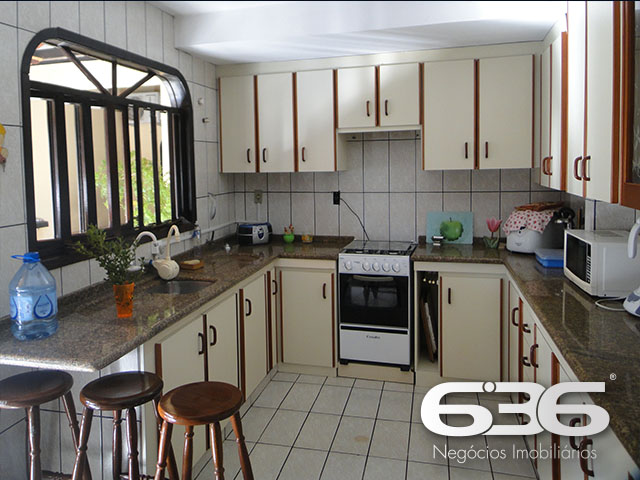 CASA AMPLA COM SUÍTE + 3 DORMITÓRIOS NO BAIRRO FLORESTA
Descubra esta casa no bairro Floresta, um imóvel com 220m² de área construída em um terreno de 543m². O grande diferencial desta residência é sua área externa ampla, perfeita para receber amigos e família. Com churrasqueira, área para festas e jardim, esta casa oferece um estilo de vida incomparável.
Composição do Imóvel:
Esta casa conta com 4 dormitórios, incluindo uma suíte, e 2 banheiros adicionais. A sala de estar e jantar são espaçosas e acolhedoras, ideais para momentos em família. A cozinha é prática e funcional, enquanto a edícula oferece espaço extra. Para os amantes de churrasco, a área de festa com churrasqueira é um verdadeiro paraíso.
Localização:
Localizada no bairro Floresta, esta casa está em uma área de valorização imobiliária, com um empreendimento da Rogga sendo construído a poucos metros. Além disso, o bairro oferece fácil acesso a serviços públicos essenciais, tornando a vida diária mais conveniente.
636 Negócios Imobiliários:
Com mais de 30 anos de experiência, a 636 Negócios Imobiliários é sua parceira ideal para encontrar o imóvel perfeito. Nossa equipe de especialistas está pronta para fornecer todo o suporte necessário durante o processo de compra.
Entre em Contato:
Não perca esta oportunidade única! Ligue para (47) 3451-0636 ou envie uma mensagem via WhatsApp para (47) 99190-0636 e vamos começar a planejar seu futuro hoje mesmo.