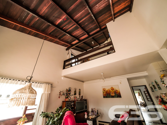 RESIDÊNCIA DE ALTO PADRÃO COM 2 SUÍTES + 2 QUARTOS NO BAIRRO ANITA GARIBALDI - ESTUDA PERMUTA
Um sobrado amplo, completo e muito bem dividido, com 2 suítes e mais 2 dormitórios, sala de estar, living integrado com mezanino e pé direito duplo (sala de jantar, cozinha e sala de TV), área de festas com churrasqueira e lavabo, escritório e área de serviço com despensa. O imóvel também dispõe de uma excelente sacada, cuja vista aprecia o deslumbrante paisagismo no ambiente externo da casa, concedido pelo seu lindo jardim recheado de plantas exóticas.
Sendo muito bem localizado, às proximidades do Centro da maior cidade do estado, o mesmo fica perto de escolas, shopping centers, faculdades, hospitais, bancos, transporte público, comércios em geral e muito mais!
Em sua disposição interior, esta residência, de altíssimo padrão, é artisticamente ornamentada por finos móveis planejados, bem como por um esplêndido acabamento, com teto em laje e rebaixos em gesso, imponentes janelas enormes, que proporcionam maior arejamento à casa, requintados detalhes com madeira de lei e ótimos lustres.
O espaço externo da residência comporta uma bela edícula, cujo espaço constitui uma maravilhosa área de festas com churrasqueira. Tal local, certamente, poderá proporcionar excelentes momentos com familiares e amigas, para guardar nas lembranças. São 280m² de área construída em um terreno com 642m², com 3 vagas de garagem coberta.
PROPRIETÁRIO ESTUDA PERMUTA, DE PREFERÊNCIA POR 2 APARTAMENTOS (1 APARTAMENTO COM 3 QUARTOS E 2 VAGAS DE GARAGEM E OUTRO APARTAMENTO COM 2 QUARTOS).
Ficou interessado? Entre já em contato conosco!
Telefone| 47 3451-0636
WhatsApp| 47 99190-0636
Imobiliária 636.