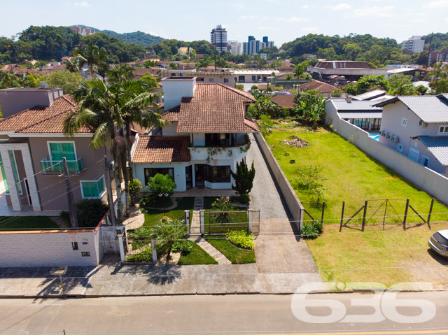 RESIDÊNCIA DE ALTO PADRÃO COM 2 SUÍTES + 2 QUARTOS NO BAIRRO ANITA GARIBALDI - ESTUDA PERMUTA
Um sobrado amplo, completo e muito bem dividido, com 2 suítes e mais 2 dormitórios, sala de estar, living integrado com mezanino e pé direito duplo (sala de jantar, cozinha e sala de TV), área de festas com churrasqueira e lavabo, escritório e área de serviço com despensa. O imóvel também dispõe de uma excelente sacada, cuja vista aprecia o deslumbrante paisagismo no ambiente externo da casa, concedido pelo seu lindo jardim recheado de plantas exóticas.
Sendo muito bem localizado, às proximidades do Centro da maior cidade do estado, o mesmo fica perto de escolas, shopping centers, faculdades, hospitais, bancos, transporte público, comércios em geral e muito mais!
Em sua disposição interior, esta residência, de altíssimo padrão, é artisticamente ornamentada por finos móveis planejados, bem como por um esplêndido acabamento, com teto em laje e rebaixos em gesso, imponentes janelas enormes, que proporcionam maior arejamento à casa, requintados detalhes com madeira de lei e ótimos lustres.
O espaço externo da residência comporta uma bela edícula, cujo espaço constitui uma maravilhosa área de festas com churrasqueira. Tal local, certamente, poderá proporcionar excelentes momentos com familiares e amigas, para guardar nas lembranças. São 280m² de área construída em um terreno com 642m², com 3 vagas de garagem coberta.
PROPRIETÁRIO ESTUDA PERMUTA, DE PREFERÊNCIA POR 2 APARTAMENTOS (1 APARTAMENTO COM 3 QUARTOS E 2 VAGAS DE GARAGEM E OUTRO APARTAMENTO COM 2 QUARTOS).
Ficou interessado? Entre já em contato conosco!
Telefone| 47 3451-0636
WhatsApp| 47 99190-0636
Imobiliária 636.