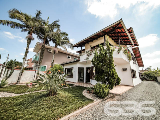 RESIDÊNCIA DE ALTO PADRÃO COM 2 SUÍTES + 2 QUARTOS NO BAIRRO ANITA GARIBALDI - ESTUDA PERMUTA
Um sobrado amplo, completo e muito bem dividido, com 2 suítes e mais 2 dormitórios, sala de estar, living integrado com mezanino e pé direito duplo (sala de jantar, cozinha e sala de TV), área de festas com churrasqueira e lavabo, escritório e área de serviço com despensa. O imóvel também dispõe de uma excelente sacada, cuja vista aprecia o deslumbrante paisagismo no ambiente externo da casa, concedido pelo seu lindo jardim recheado de plantas exóticas.
Sendo muito bem localizado, às proximidades do Centro da maior cidade do estado, o mesmo fica perto de escolas, shopping centers, faculdades, hospitais, bancos, transporte público, comércios em geral e muito mais!
Em sua disposição interior, esta residência, de altíssimo padrão, é artisticamente ornamentada por finos móveis planejados, bem como por um esplêndido acabamento, com teto em laje e rebaixos em gesso, imponentes janelas enormes, que proporcionam maior arejamento à casa, requintados detalhes com madeira de lei e ótimos lustres.
O espaço externo da residência comporta uma bela edícula, cujo espaço constitui uma maravilhosa área de festas com churrasqueira. Tal local, certamente, poderá proporcionar excelentes momentos com familiares e amigas, para guardar nas lembranças. São 280m² de área construída em um terreno com 642m², com 3 vagas de garagem coberta.
PROPRIETÁRIO ESTUDA PERMUTA, DE PREFERÊNCIA POR 2 APARTAMENTOS (1 APARTAMENTO COM 3 QUARTOS E 2 VAGAS DE GARAGEM E OUTRO APARTAMENTO COM 2 QUARTOS).
Ficou interessado? Entre já em contato conosco!
Telefone| 47 3451-0636
WhatsApp| 47 99190-0636
Imobiliária 636.