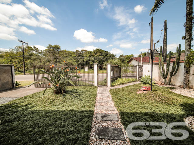 RESIDÊNCIA DE ALTO PADRÃO COM 2 SUÍTES + 2 QUARTOS NO BAIRRO ANITA GARIBALDI - ESTUDA PERMUTA
Um sobrado amplo, completo e muito bem dividido, com 2 suítes e mais 2 dormitórios, sala de estar, living integrado com mezanino e pé direito duplo (sala de jantar, cozinha e sala de TV), área de festas com churrasqueira e lavabo, escritório e área de serviço com despensa. O imóvel também dispõe de uma excelente sacada, cuja vista aprecia o deslumbrante paisagismo no ambiente externo da casa, concedido pelo seu lindo jardim recheado de plantas exóticas.
Sendo muito bem localizado, às proximidades do Centro da maior cidade do estado, o mesmo fica perto de escolas, shopping centers, faculdades, hospitais, bancos, transporte público, comércios em geral e muito mais!
Em sua disposição interior, esta residência, de altíssimo padrão, é artisticamente ornamentada por finos móveis planejados, bem como por um esplêndido acabamento, com teto em laje e rebaixos em gesso, imponentes janelas enormes, que proporcionam maior arejamento à casa, requintados detalhes com madeira de lei e ótimos lustres.
O espaço externo da residência comporta uma bela edícula, cujo espaço constitui uma maravilhosa área de festas com churrasqueira. Tal local, certamente, poderá proporcionar excelentes momentos com familiares e amigas, para guardar nas lembranças. São 280m² de área construída em um terreno com 642m², com 3 vagas de garagem coberta.
PROPRIETÁRIO ESTUDA PERMUTA, DE PREFERÊNCIA POR 2 APARTAMENTOS (1 APARTAMENTO COM 3 QUARTOS E 2 VAGAS DE GARAGEM E OUTRO APARTAMENTO COM 2 QUARTOS).
Ficou interessado? Entre já em contato conosco!
Telefone| 47 3451-0636
WhatsApp| 47 99190-0636
Imobiliária 636.