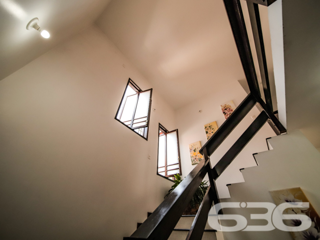RESIDÊNCIA DE ALTO PADRÃO COM 2 SUÍTES + 2 QUARTOS NO BAIRRO ANITA GARIBALDI - ESTUDA PERMUTA
Um sobrado amplo, completo e muito bem dividido, com 2 suítes e mais 2 dormitórios, sala de estar, living integrado com mezanino e pé direito duplo (sala de jantar, cozinha e sala de TV), área de festas com churrasqueira e lavabo, escritório e área de serviço com despensa. O imóvel também dispõe de uma excelente sacada, cuja vista aprecia o deslumbrante paisagismo no ambiente externo da casa, concedido pelo seu lindo jardim recheado de plantas exóticas.
Sendo muito bem localizado, às proximidades do Centro da maior cidade do estado, o mesmo fica perto de escolas, shopping centers, faculdades, hospitais, bancos, transporte público, comércios em geral e muito mais!
Em sua disposição interior, esta residência, de altíssimo padrão, é artisticamente ornamentada por finos móveis planejados, bem como por um esplêndido acabamento, com teto em laje e rebaixos em gesso, imponentes janelas enormes, que proporcionam maior arejamento à casa, requintados detalhes com madeira de lei e ótimos lustres.
O espaço externo da residência comporta uma bela edícula, cujo espaço constitui uma maravilhosa área de festas com churrasqueira. Tal local, certamente, poderá proporcionar excelentes momentos com familiares e amigas, para guardar nas lembranças. São 280m² de área construída em um terreno com 642m², com 3 vagas de garagem coberta.
PROPRIETÁRIO ESTUDA PERMUTA, DE PREFERÊNCIA POR 2 APARTAMENTOS (1 APARTAMENTO COM 3 QUARTOS E 2 VAGAS DE GARAGEM E OUTRO APARTAMENTO COM 2 QUARTOS).
Ficou interessado? Entre já em contato conosco!
Telefone| 47 3451-0636
WhatsApp| 47 99190-0636
Imobiliária 636.