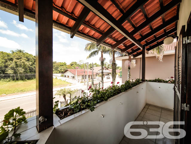 RESIDÊNCIA DE ALTO PADRÃO COM 2 SUÍTES + 2 QUARTOS NO BAIRRO ANITA GARIBALDI - ESTUDA PERMUTA
Um sobrado amplo, completo e muito bem dividido, com 2 suítes e mais 2 dormitórios, sala de estar, living integrado com mezanino e pé direito duplo (sala de jantar, cozinha e sala de TV), área de festas com churrasqueira e lavabo, escritório e área de serviço com despensa. O imóvel também dispõe de uma excelente sacada, cuja vista aprecia o deslumbrante paisagismo no ambiente externo da casa, concedido pelo seu lindo jardim recheado de plantas exóticas.
Sendo muito bem localizado, às proximidades do Centro da maior cidade do estado, o mesmo fica perto de escolas, shopping centers, faculdades, hospitais, bancos, transporte público, comércios em geral e muito mais!
Em sua disposição interior, esta residência, de altíssimo padrão, é artisticamente ornamentada por finos móveis planejados, bem como por um esplêndido acabamento, com teto em laje e rebaixos em gesso, imponentes janelas enormes, que proporcionam maior arejamento à casa, requintados detalhes com madeira de lei e ótimos lustres.
O espaço externo da residência comporta uma bela edícula, cujo espaço constitui uma maravilhosa área de festas com churrasqueira. Tal local, certamente, poderá proporcionar excelentes momentos com familiares e amigas, para guardar nas lembranças. São 280m² de área construída em um terreno com 642m², com 3 vagas de garagem coberta.
PROPRIETÁRIO ESTUDA PERMUTA, DE PREFERÊNCIA POR 2 APARTAMENTOS (1 APARTAMENTO COM 3 QUARTOS E 2 VAGAS DE GARAGEM E OUTRO APARTAMENTO COM 2 QUARTOS).
Ficou interessado? Entre já em contato conosco!
Telefone| 47 3451-0636
WhatsApp| 47 99190-0636
Imobiliária 636.