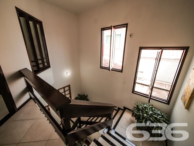 RESIDÊNCIA DE ALTO PADRÃO COM 2 SUÍTES + 2 QUARTOS NO BAIRRO ANITA GARIBALDI - ESTUDA PERMUTA
Um sobrado amplo, completo e muito bem dividido, com 2 suítes e mais 2 dormitórios, sala de estar, living integrado com mezanino e pé direito duplo (sala de jantar, cozinha e sala de TV), área de festas com churrasqueira e lavabo, escritório e área de serviço com despensa. O imóvel também dispõe de uma excelente sacada, cuja vista aprecia o deslumbrante paisagismo no ambiente externo da casa, concedido pelo seu lindo jardim recheado de plantas exóticas.
Sendo muito bem localizado, às proximidades do Centro da maior cidade do estado, o mesmo fica perto de escolas, shopping centers, faculdades, hospitais, bancos, transporte público, comércios em geral e muito mais!
Em sua disposição interior, esta residência, de altíssimo padrão, é artisticamente ornamentada por finos móveis planejados, bem como por um esplêndido acabamento, com teto em laje e rebaixos em gesso, imponentes janelas enormes, que proporcionam maior arejamento à casa, requintados detalhes com madeira de lei e ótimos lustres.
O espaço externo da residência comporta uma bela edícula, cujo espaço constitui uma maravilhosa área de festas com churrasqueira. Tal local, certamente, poderá proporcionar excelentes momentos com familiares e amigas, para guardar nas lembranças. São 280m² de área construída em um terreno com 642m², com 3 vagas de garagem coberta.
PROPRIETÁRIO ESTUDA PERMUTA, DE PREFERÊNCIA POR 2 APARTAMENTOS (1 APARTAMENTO COM 3 QUARTOS E 2 VAGAS DE GARAGEM E OUTRO APARTAMENTO COM 2 QUARTOS).
Ficou interessado? Entre já em contato conosco!
Telefone| 47 3451-0636
WhatsApp| 47 99190-0636
Imobiliária 636.