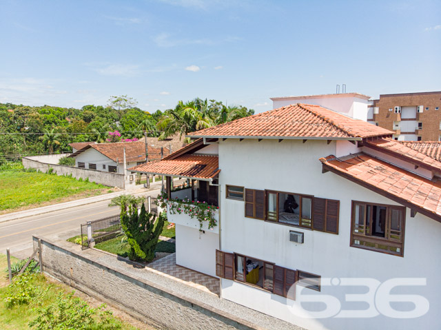 RESIDÊNCIA DE ALTO PADRÃO COM 2 SUÍTES + 2 QUARTOS NO BAIRRO ANITA GARIBALDI - ESTUDA PERMUTA
Um sobrado amplo, completo e muito bem dividido, com 2 suítes e mais 2 dormitórios, sala de estar, living integrado com mezanino e pé direito duplo (sala de jantar, cozinha e sala de TV), área de festas com churrasqueira e lavabo, escritório e área de serviço com despensa. O imóvel também dispõe de uma excelente sacada, cuja vista aprecia o deslumbrante paisagismo no ambiente externo da casa, concedido pelo seu lindo jardim recheado de plantas exóticas.
Sendo muito bem localizado, às proximidades do Centro da maior cidade do estado, o mesmo fica perto de escolas, shopping centers, faculdades, hospitais, bancos, transporte público, comércios em geral e muito mais!
Em sua disposição interior, esta residência, de altíssimo padrão, é artisticamente ornamentada por finos móveis planejados, bem como por um esplêndido acabamento, com teto em laje e rebaixos em gesso, imponentes janelas enormes, que proporcionam maior arejamento à casa, requintados detalhes com madeira de lei e ótimos lustres.
O espaço externo da residência comporta uma bela edícula, cujo espaço constitui uma maravilhosa área de festas com churrasqueira. Tal local, certamente, poderá proporcionar excelentes momentos com familiares e amigas, para guardar nas lembranças. São 280m² de área construída em um terreno com 642m², com 3 vagas de garagem coberta.
PROPRIETÁRIO ESTUDA PERMUTA, DE PREFERÊNCIA POR 2 APARTAMENTOS (1 APARTAMENTO COM 3 QUARTOS E 2 VAGAS DE GARAGEM E OUTRO APARTAMENTO COM 2 QUARTOS).
Ficou interessado? Entre já em contato conosco!
Telefone| 47 3451-0636
WhatsApp| 47 99190-0636
Imobiliária 636.