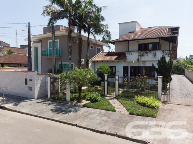 RESIDÊNCIA DE ALTO PADRÃO COM 2 SUÍTES + 2 QUARTOS NO BAIRRO ANITA GARIBALDI - ESTUDA PERMUTA
Um sobrado amplo, completo e muito bem dividido, com 2 suítes e mais 2 dormitórios, sala de estar, living integrado com mezanino e pé direito duplo (sala de jantar, cozinha e sala de TV), área de festas com churrasqueira e lavabo, escritório e área de serviço com despensa. O imóvel também dispõe de uma excelente sacada, cuja vista aprecia o deslumbrante paisagismo no ambiente externo da casa, concedido pelo seu lindo jardim recheado de plantas exóticas.
Sendo muito bem localizado, às proximidades do Centro da maior cidade do estado, o mesmo fica perto de escolas, shopping centers, faculdades, hospitais, bancos, transporte público, comércios em geral e muito mais!
Em sua disposição interior, esta residência, de altíssimo padrão, é artisticamente ornamentada por finos móveis planejados, bem como por um esplêndido acabamento, com teto em laje e rebaixos em gesso, imponentes janelas enormes, que proporcionam maior arejamento à casa, requintados detalhes com madeira de lei e ótimos lustres.
O espaço externo da residência comporta uma bela edícula, cujo espaço constitui uma maravilhosa área de festas com churrasqueira. Tal local, certamente, poderá proporcionar excelentes momentos com familiares e amigas, para guardar nas lembranças. São 280m² de área construída em um terreno com 642m², com 3 vagas de garagem coberta.
PROPRIETÁRIO ESTUDA PERMUTA, DE PREFERÊNCIA POR 2 APARTAMENTOS (1 APARTAMENTO COM 3 QUARTOS E 2 VAGAS DE GARAGEM E OUTRO APARTAMENTO COM 2 QUARTOS).
Ficou interessado? Entre já em contato conosco!
Telefone| 47 3451-0636
WhatsApp| 47 99190-0636
Imobiliária 636.