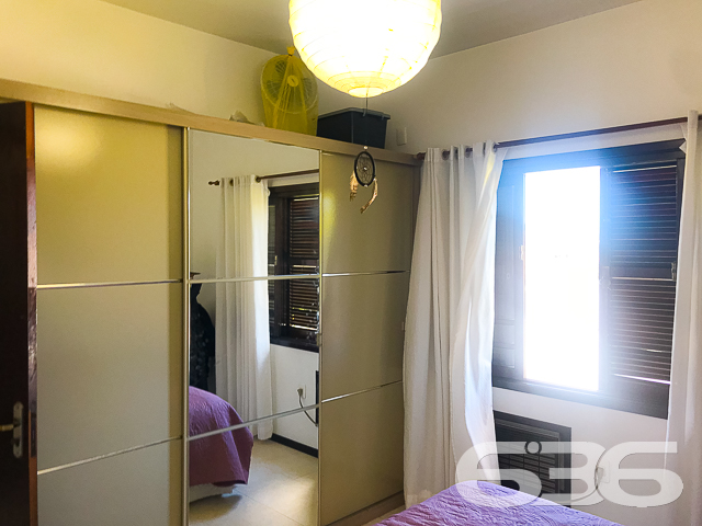 RESIDÊNCIA DE ALTO PADRÃO COM 2 SUÍTES + 2 QUARTOS NO BAIRRO ANITA GARIBALDI - ESTUDA PERMUTA
Um sobrado amplo, completo e muito bem dividido, com 2 suítes e mais 2 dormitórios, sala de estar, living integrado com mezanino e pé direito duplo (sala de jantar, cozinha e sala de TV), área de festas com churrasqueira e lavabo, escritório e área de serviço com despensa. O imóvel também dispõe de uma excelente sacada, cuja vista aprecia o deslumbrante paisagismo no ambiente externo da casa, concedido pelo seu lindo jardim recheado de plantas exóticas.
Sendo muito bem localizado, às proximidades do Centro da maior cidade do estado, o mesmo fica perto de escolas, shopping centers, faculdades, hospitais, bancos, transporte público, comércios em geral e muito mais!
Em sua disposição interior, esta residência, de altíssimo padrão, é artisticamente ornamentada por finos móveis planejados, bem como por um esplêndido acabamento, com teto em laje e rebaixos em gesso, imponentes janelas enormes, que proporcionam maior arejamento à casa, requintados detalhes com madeira de lei e ótimos lustres.
O espaço externo da residência comporta uma bela edícula, cujo espaço constitui uma maravilhosa área de festas com churrasqueira. Tal local, certamente, poderá proporcionar excelentes momentos com familiares e amigas, para guardar nas lembranças. São 280m² de área construída em um terreno com 642m², com 3 vagas de garagem coberta.
PROPRIETÁRIO ESTUDA PERMUTA, DE PREFERÊNCIA POR 2 APARTAMENTOS (1 APARTAMENTO COM 3 QUARTOS E 2 VAGAS DE GARAGEM E OUTRO APARTAMENTO COM 2 QUARTOS).
Ficou interessado? Entre já em contato conosco!
Telefone| 47 3451-0636
WhatsApp| 47 99190-0636
Imobiliária 636.