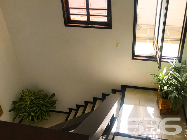 RESIDÊNCIA DE ALTO PADRÃO COM 2 SUÍTES + 2 QUARTOS NO BAIRRO ANITA GARIBALDI - ESTUDA PERMUTA
Um sobrado amplo, completo e muito bem dividido, com 2 suítes e mais 2 dormitórios, sala de estar, living integrado com mezanino e pé direito duplo (sala de jantar, cozinha e sala de TV), área de festas com churrasqueira e lavabo, escritório e área de serviço com despensa. O imóvel também dispõe de uma excelente sacada, cuja vista aprecia o deslumbrante paisagismo no ambiente externo da casa, concedido pelo seu lindo jardim recheado de plantas exóticas.
Sendo muito bem localizado, às proximidades do Centro da maior cidade do estado, o mesmo fica perto de escolas, shopping centers, faculdades, hospitais, bancos, transporte público, comércios em geral e muito mais!
Em sua disposição interior, esta residência, de altíssimo padrão, é artisticamente ornamentada por finos móveis planejados, bem como por um esplêndido acabamento, com teto em laje e rebaixos em gesso, imponentes janelas enormes, que proporcionam maior arejamento à casa, requintados detalhes com madeira de lei e ótimos lustres.
O espaço externo da residência comporta uma bela edícula, cujo espaço constitui uma maravilhosa área de festas com churrasqueira. Tal local, certamente, poderá proporcionar excelentes momentos com familiares e amigas, para guardar nas lembranças. São 280m² de área construída em um terreno com 642m², com 3 vagas de garagem coberta.
PROPRIETÁRIO ESTUDA PERMUTA, DE PREFERÊNCIA POR 2 APARTAMENTOS (1 APARTAMENTO COM 3 QUARTOS E 2 VAGAS DE GARAGEM E OUTRO APARTAMENTO COM 2 QUARTOS).
Ficou interessado? Entre já em contato conosco!
Telefone| 47 3451-0636
WhatsApp| 47 99190-0636
Imobiliária 636.