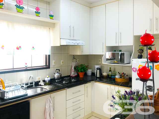 RESIDÊNCIA DE ALTO PADRÃO COM 2 SUÍTES + 2 QUARTOS NO BAIRRO ANITA GARIBALDI - ESTUDA PERMUTA
Um sobrado amplo, completo e muito bem dividido, com 2 suítes e mais 2 dormitórios, sala de estar, living integrado com mezanino e pé direito duplo (sala de jantar, cozinha e sala de TV), área de festas com churrasqueira e lavabo, escritório e área de serviço com despensa. O imóvel também dispõe de uma excelente sacada, cuja vista aprecia o deslumbrante paisagismo no ambiente externo da casa, concedido pelo seu lindo jardim recheado de plantas exóticas.
Sendo muito bem localizado, às proximidades do Centro da maior cidade do estado, o mesmo fica perto de escolas, shopping centers, faculdades, hospitais, bancos, transporte público, comércios em geral e muito mais!
Em sua disposição interior, esta residência, de altíssimo padrão, é artisticamente ornamentada por finos móveis planejados, bem como por um esplêndido acabamento, com teto em laje e rebaixos em gesso, imponentes janelas enormes, que proporcionam maior arejamento à casa, requintados detalhes com madeira de lei e ótimos lustres.
O espaço externo da residência comporta uma bela edícula, cujo espaço constitui uma maravilhosa área de festas com churrasqueira. Tal local, certamente, poderá proporcionar excelentes momentos com familiares e amigas, para guardar nas lembranças. São 280m² de área construída em um terreno com 642m², com 3 vagas de garagem coberta.
PROPRIETÁRIO ESTUDA PERMUTA, DE PREFERÊNCIA POR 2 APARTAMENTOS (1 APARTAMENTO COM 3 QUARTOS E 2 VAGAS DE GARAGEM E OUTRO APARTAMENTO COM 2 QUARTOS).
Ficou interessado? Entre já em contato conosco!
Telefone| 47 3451-0636
WhatsApp| 47 99190-0636
Imobiliária 636.
