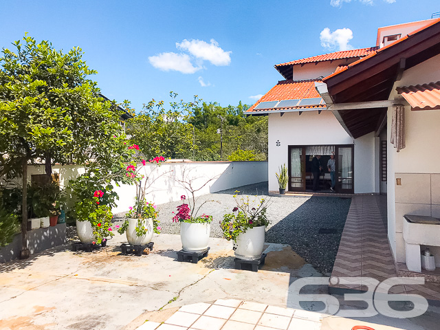 RESIDÊNCIA DE ALTO PADRÃO COM 2 SUÍTES + 2 QUARTOS NO BAIRRO ANITA GARIBALDI - ESTUDA PERMUTA
Um sobrado amplo, completo e muito bem dividido, com 2 suítes e mais 2 dormitórios, sala de estar, living integrado com mezanino e pé direito duplo (sala de jantar, cozinha e sala de TV), área de festas com churrasqueira e lavabo, escritório e área de serviço com despensa. O imóvel também dispõe de uma excelente sacada, cuja vista aprecia o deslumbrante paisagismo no ambiente externo da casa, concedido pelo seu lindo jardim recheado de plantas exóticas.
Sendo muito bem localizado, às proximidades do Centro da maior cidade do estado, o mesmo fica perto de escolas, shopping centers, faculdades, hospitais, bancos, transporte público, comércios em geral e muito mais!
Em sua disposição interior, esta residência, de altíssimo padrão, é artisticamente ornamentada por finos móveis planejados, bem como por um esplêndido acabamento, com teto em laje e rebaixos em gesso, imponentes janelas enormes, que proporcionam maior arejamento à casa, requintados detalhes com madeira de lei e ótimos lustres.
O espaço externo da residência comporta uma bela edícula, cujo espaço constitui uma maravilhosa área de festas com churrasqueira. Tal local, certamente, poderá proporcionar excelentes momentos com familiares e amigas, para guardar nas lembranças. São 280m² de área construída em um terreno com 642m², com 3 vagas de garagem coberta.
PROPRIETÁRIO ESTUDA PERMUTA, DE PREFERÊNCIA POR 2 APARTAMENTOS (1 APARTAMENTO COM 3 QUARTOS E 2 VAGAS DE GARAGEM E OUTRO APARTAMENTO COM 2 QUARTOS).
Ficou interessado? Entre já em contato conosco!
Telefone| 47 3451-0636
WhatsApp| 47 99190-0636
Imobiliária 636.