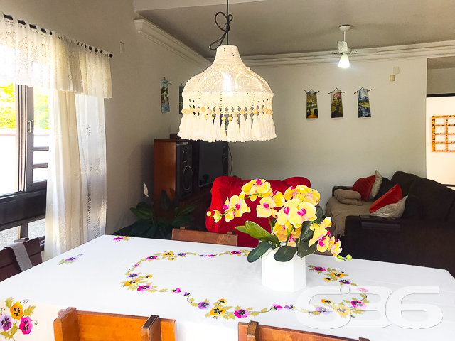 RESIDÊNCIA DE ALTO PADRÃO COM 2 SUÍTES + 2 QUARTOS NO BAIRRO ANITA GARIBALDI - ESTUDA PERMUTA
Um sobrado amplo, completo e muito bem dividido, com 2 suítes e mais 2 dormitórios, sala de estar, living integrado com mezanino e pé direito duplo (sala de jantar, cozinha e sala de TV), área de festas com churrasqueira e lavabo, escritório e área de serviço com despensa. O imóvel também dispõe de uma excelente sacada, cuja vista aprecia o deslumbrante paisagismo no ambiente externo da casa, concedido pelo seu lindo jardim recheado de plantas exóticas.
Sendo muito bem localizado, às proximidades do Centro da maior cidade do estado, o mesmo fica perto de escolas, shopping centers, faculdades, hospitais, bancos, transporte público, comércios em geral e muito mais!
Em sua disposição interior, esta residência, de altíssimo padrão, é artisticamente ornamentada por finos móveis planejados, bem como por um esplêndido acabamento, com teto em laje e rebaixos em gesso, imponentes janelas enormes, que proporcionam maior arejamento à casa, requintados detalhes com madeira de lei e ótimos lustres.
O espaço externo da residência comporta uma bela edícula, cujo espaço constitui uma maravilhosa área de festas com churrasqueira. Tal local, certamente, poderá proporcionar excelentes momentos com familiares e amigas, para guardar nas lembranças. São 280m² de área construída em um terreno com 642m², com 3 vagas de garagem coberta.
PROPRIETÁRIO ESTUDA PERMUTA, DE PREFERÊNCIA POR 2 APARTAMENTOS (1 APARTAMENTO COM 3 QUARTOS E 2 VAGAS DE GARAGEM E OUTRO APARTAMENTO COM 2 QUARTOS).
Ficou interessado? Entre já em contato conosco!
Telefone| 47 3451-0636
WhatsApp| 47 99190-0636
Imobiliária 636.