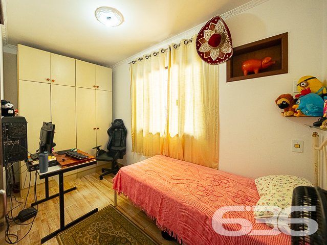 EXCELENTE IMÓVEL PARA INVESTIMENTO OU MORADIA - ESTUDA PERMUTA

Procurando por um imóvel amplo e com um bom potencial para ser utilizado como ponto comercial? Então não perca a oportunidade de conhecer essa casa de esquina, localizada no bairro Guanabara!

Com uma área construída de 220m² sobre um terreno de 476m², essa casa oferece um bom espaço para estacionamento na frente e lateral, o que a torna ideal para diversos tipos de comércio, como clínicas médicas, escritórios e muito mais.

A qualidade da construção é excelente, o que garante a segurança e conforto que você precisa. Além disso, a casa possui uma suíte + 4 dormitórios, área de festas com churrasqueira, 2 vagas de garagem cobertas e + 3 descobertas. 

A localização da casa também é um ponto forte, pois além de estar há alguns minutinhos do centro, está rodeada por comodidades, como supermercados, farmácias, escolas, parques e muito mais. Tudo o que você precisa para viver com praticidade e conforto.

Fale conosco e saiba mais:
Telefone: (47) 3451-0636
WhatsApp: (47) 99190-0636

Imobiliária 636. 