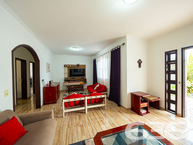 EXCELENTE IMÓVEL PARA INVESTIMENTO OU MORADIA - ESTUDA PERMUTA

Procurando por um imóvel amplo e com um bom potencial para ser utilizado como ponto comercial? Então não perca a oportunidade de conhecer essa casa de esquina, localizada no bairro Guanabara!

Com uma área construída de 220m² sobre um terreno de 476m², essa casa oferece um bom espaço para estacionamento na frente e lateral, o que a torna ideal para diversos tipos de comércio, como clínicas médicas, escritórios e muito mais.

A qualidade da construção é excelente, o que garante a segurança e conforto que você precisa. Além disso, a casa possui uma suíte + 4 dormitórios, área de festas com churrasqueira, 2 vagas de garagem cobertas e + 3 descobertas. 

A localização da casa também é um ponto forte, pois além de estar há alguns minutinhos do centro, está rodeada por comodidades, como supermercados, farmácias, escolas, parques e muito mais. Tudo o que você precisa para viver com praticidade e conforto.

Fale conosco e saiba mais:
Telefone: (47) 3451-0636
WhatsApp: (47) 99190-0636

Imobiliária 636. 