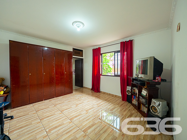 EXCELENTE IMÓVEL PARA INVESTIMENTO OU MORADIA - ESTUDA PERMUTA

Procurando por um imóvel amplo e com um bom potencial para ser utilizado como ponto comercial? Então não perca a oportunidade de conhecer essa casa de esquina, localizada no bairro Guanabara!

Com uma área construída de 220m² sobre um terreno de 476m², essa casa oferece um bom espaço para estacionamento na frente e lateral, o que a torna ideal para diversos tipos de comércio, como clínicas médicas, escritórios e muito mais.

A qualidade da construção é excelente, o que garante a segurança e conforto que você precisa. Além disso, a casa possui uma suíte + 4 dormitórios, área de festas com churrasqueira, 2 vagas de garagem cobertas e + 3 descobertas. 

A localização da casa também é um ponto forte, pois além de estar há alguns minutinhos do centro, está rodeada por comodidades, como supermercados, farmácias, escolas, parques e muito mais. Tudo o que você precisa para viver com praticidade e conforto.

Fale conosco e saiba mais:
Telefone: (47) 3451-0636
WhatsApp: (47) 99190-0636

Imobiliária 636. 