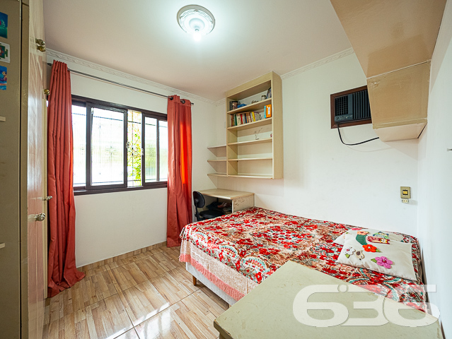 EXCELENTE IMÓVEL PARA INVESTIMENTO OU MORADIA - ESTUDA PERMUTA

Procurando por um imóvel amplo e com um bom potencial para ser utilizado como ponto comercial? Então não perca a oportunidade de conhecer essa casa de esquina, localizada no bairro Guanabara!

Com uma área construída de 220m² sobre um terreno de 476m², essa casa oferece um bom espaço para estacionamento na frente e lateral, o que a torna ideal para diversos tipos de comércio, como clínicas médicas, escritórios e muito mais.

A qualidade da construção é excelente, o que garante a segurança e conforto que você precisa. Além disso, a casa possui uma suíte + 4 dormitórios, área de festas com churrasqueira, 2 vagas de garagem cobertas e + 3 descobertas. 

A localização da casa também é um ponto forte, pois além de estar há alguns minutinhos do centro, está rodeada por comodidades, como supermercados, farmácias, escolas, parques e muito mais. Tudo o que você precisa para viver com praticidade e conforto.

Fale conosco e saiba mais:
Telefone: (47) 3451-0636
WhatsApp: (47) 99190-0636

Imobiliária 636. 