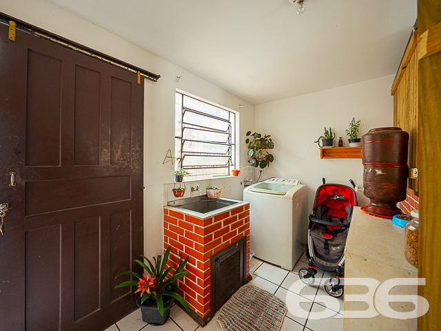 EXCELENTE IMÓVEL PARA INVESTIMENTO OU MORADIA - ESTUDA PERMUTA

Procurando por um imóvel amplo e com um bom potencial para ser utilizado como ponto comercial? Então não perca a oportunidade de conhecer essa casa de esquina, localizada no bairro Guanabara!

Com uma área construída de 220m² sobre um terreno de 476m², essa casa oferece um bom espaço para estacionamento na frente e lateral, o que a torna ideal para diversos tipos de comércio, como clínicas médicas, escritórios e muito mais.

A qualidade da construção é excelente, o que garante a segurança e conforto que você precisa. Além disso, a casa possui uma suíte + 4 dormitórios, área de festas com churrasqueira, 2 vagas de garagem cobertas e + 3 descobertas. 

A localização da casa também é um ponto forte, pois além de estar há alguns minutinhos do centro, está rodeada por comodidades, como supermercados, farmácias, escolas, parques e muito mais. Tudo o que você precisa para viver com praticidade e conforto.

Fale conosco e saiba mais:
Telefone: (47) 3451-0636
WhatsApp: (47) 99190-0636

Imobiliária 636. 