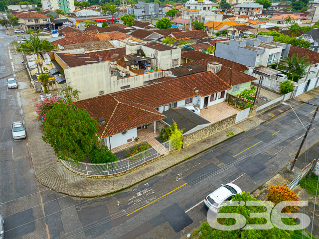 EXCELENTE IMÓVEL PARA INVESTIMENTO OU MORADIA - ESTUDA PERMUTA

Procurando por um imóvel amplo e com um bom potencial para ser utilizado como ponto comercial? Então não perca a oportunidade de conhecer essa casa de esquina, localizada no bairro Guanabara!

Com uma área construída de 220m² sobre um terreno de 476m², essa casa oferece um bom espaço para estacionamento na frente e lateral, o que a torna ideal para diversos tipos de comércio, como clínicas médicas, escritórios e muito mais.

A qualidade da construção é excelente, o que garante a segurança e conforto que você precisa. Além disso, a casa possui uma suíte + 4 dormitórios, área de festas com churrasqueira, 2 vagas de garagem cobertas e + 3 descobertas. 

A localização da casa também é um ponto forte, pois além de estar há alguns minutinhos do centro, está rodeada por comodidades, como supermercados, farmácias, escolas, parques e muito mais. Tudo o que você precisa para viver com praticidade e conforto.

Fale conosco e saiba mais:
Telefone: (47) 3451-0636
WhatsApp: (47) 99190-0636

Imobiliária 636. 