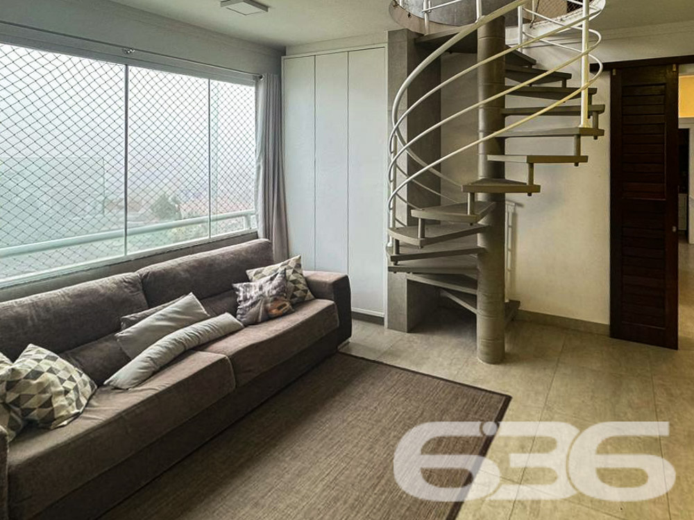 Apresentamos esta magnífica cobertura plana localizada no charmoso bairro Boa Vista, em Joinville, SC. Este apartamento, oferece o conforto e a comodidade que você e sua família merecem.
Composição do Imóvel:
* Sala de Estar: Espaçosa e bem iluminada, proporcionando um ambiente aconchegante para receber familiares e amigos.
* Cozinha: Planejada com móveis embutidos de alta qualidade e equipada com eletrodomésticos modernos.
* Área de Serviço: Funcional e bem organizada, com espaço para máquinas de lavar e secar.
* Sacada: Com churrasqueira, ideal para momentos de lazer e confraternização.
* Home Office: Perfeito para quem trabalha remotamente, oferecendo um espaço tranquilo e bem iluminado.
* Área de Festa: Com churrasqueira, perfeita para eventos sociais.
* Lavabo: Adicional, garantindo praticidade no dia a dia.
O imóvel está perto de vias de acesso, shopping centers, transporte público, escolas, hospitais e serviços públicos essenciais. A posição norte garante ótima iluminação natural durante o dia.
Esta cobertura é uma oportunidade única para quem busca um imóvel completo em um dos melhores bairros de Joinville. Pronto para morar, este apartamento proporciona o conforto e a qualidade de vida que você e sua família merecem.
Não perca a chance de conhecer este imóvel dos sonhos! Agende uma visita com um de nossos corretores e descubra todos os detalhes que fazem desta cobertura uma opção única no mercado.
636 NEGÓCIOS IMOBILIÁRIOS: A SUA MELHOR ESCOLHA
Com mais de 30 anos de experiência, a 636 Negócios Imobiliários é sua parceira ideal para encontrar o imóvel perfeito. Estamos prontos para ajudá-lo a fazer deste imóvel o seu novo lar.
Telefone: (47) 3451-0636
WhatsApp: (47) 99190-0636
Não perca esta oportunidade única. Visite nosso site para mais informações: i636.com.br