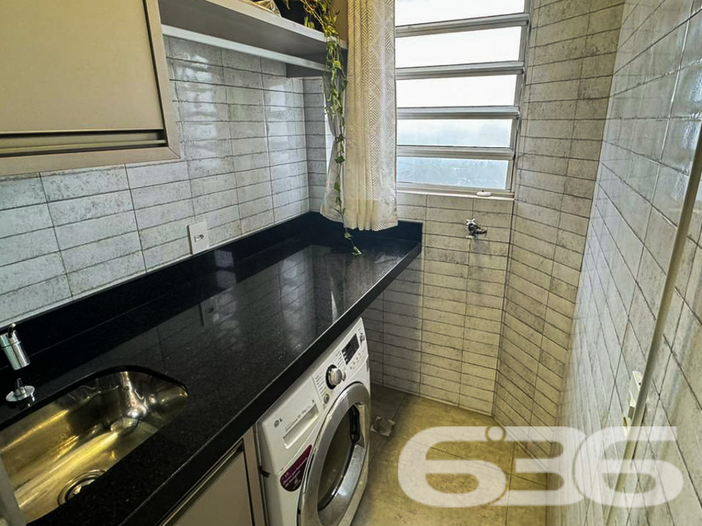 Apresentamos esta magnífica cobertura plana localizada no charmoso bairro Boa Vista, em Joinville, SC. Este apartamento, oferece o conforto e a comodidade que você e sua família merecem.
Composição do Imóvel:
* Sala de Estar: Espaçosa e bem iluminada, proporcionando um ambiente aconchegante para receber familiares e amigos.
* Cozinha: Planejada com móveis embutidos de alta qualidade e equipada com eletrodomésticos modernos.
* Área de Serviço: Funcional e bem organizada, com espaço para máquinas de lavar e secar.
* Sacada: Com churrasqueira, ideal para momentos de lazer e confraternização.
* Home Office: Perfeito para quem trabalha remotamente, oferecendo um espaço tranquilo e bem iluminado.
* Área de Festa: Com churrasqueira, perfeita para eventos sociais.
* Lavabo: Adicional, garantindo praticidade no dia a dia.
O imóvel está perto de vias de acesso, shopping centers, transporte público, escolas, hospitais e serviços públicos essenciais. A posição norte garante ótima iluminação natural durante o dia.
Esta cobertura é uma oportunidade única para quem busca um imóvel completo em um dos melhores bairros de Joinville. Pronto para morar, este apartamento proporciona o conforto e a qualidade de vida que você e sua família merecem.
Não perca a chance de conhecer este imóvel dos sonhos! Agende uma visita com um de nossos corretores e descubra todos os detalhes que fazem desta cobertura uma opção única no mercado.
636 NEGÓCIOS IMOBILIÁRIOS: A SUA MELHOR ESCOLHA
Com mais de 30 anos de experiência, a 636 Negócios Imobiliários é sua parceira ideal para encontrar o imóvel perfeito. Estamos prontos para ajudá-lo a fazer deste imóvel o seu novo lar.
Telefone: (47) 3451-0636
WhatsApp: (47) 99190-0636
Não perca esta oportunidade única. Visite nosso site para mais informações: i636.com.br