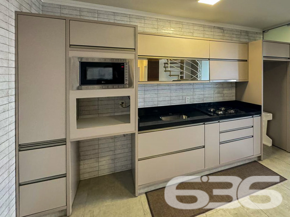 Apresentamos esta magnífica cobertura plana localizada no charmoso bairro Boa Vista, em Joinville, SC. Este apartamento, oferece o conforto e a comodidade que você e sua família merecem.
Composição do Imóvel:
* Sala de Estar: Espaçosa e bem iluminada, proporcionando um ambiente aconchegante para receber familiares e amigos.
* Cozinha: Planejada com móveis embutidos de alta qualidade e equipada com eletrodomésticos modernos.
* Área de Serviço: Funcional e bem organizada, com espaço para máquinas de lavar e secar.
* Sacada: Com churrasqueira, ideal para momentos de lazer e confraternização.
* Home Office: Perfeito para quem trabalha remotamente, oferecendo um espaço tranquilo e bem iluminado.
* Área de Festa: Com churrasqueira, perfeita para eventos sociais.
* Lavabo: Adicional, garantindo praticidade no dia a dia.
O imóvel está perto de vias de acesso, shopping centers, transporte público, escolas, hospitais e serviços públicos essenciais. A posição norte garante ótima iluminação natural durante o dia.
Esta cobertura é uma oportunidade única para quem busca um imóvel completo em um dos melhores bairros de Joinville. Pronto para morar, este apartamento proporciona o conforto e a qualidade de vida que você e sua família merecem.
Não perca a chance de conhecer este imóvel dos sonhos! Agende uma visita com um de nossos corretores e descubra todos os detalhes que fazem desta cobertura uma opção única no mercado.
636 NEGÓCIOS IMOBILIÁRIOS: A SUA MELHOR ESCOLHA
Com mais de 30 anos de experiência, a 636 Negócios Imobiliários é sua parceira ideal para encontrar o imóvel perfeito. Estamos prontos para ajudá-lo a fazer deste imóvel o seu novo lar.
Telefone: (47) 3451-0636
WhatsApp: (47) 99190-0636
Não perca esta oportunidade única. Visite nosso site para mais informações: i636.com.br