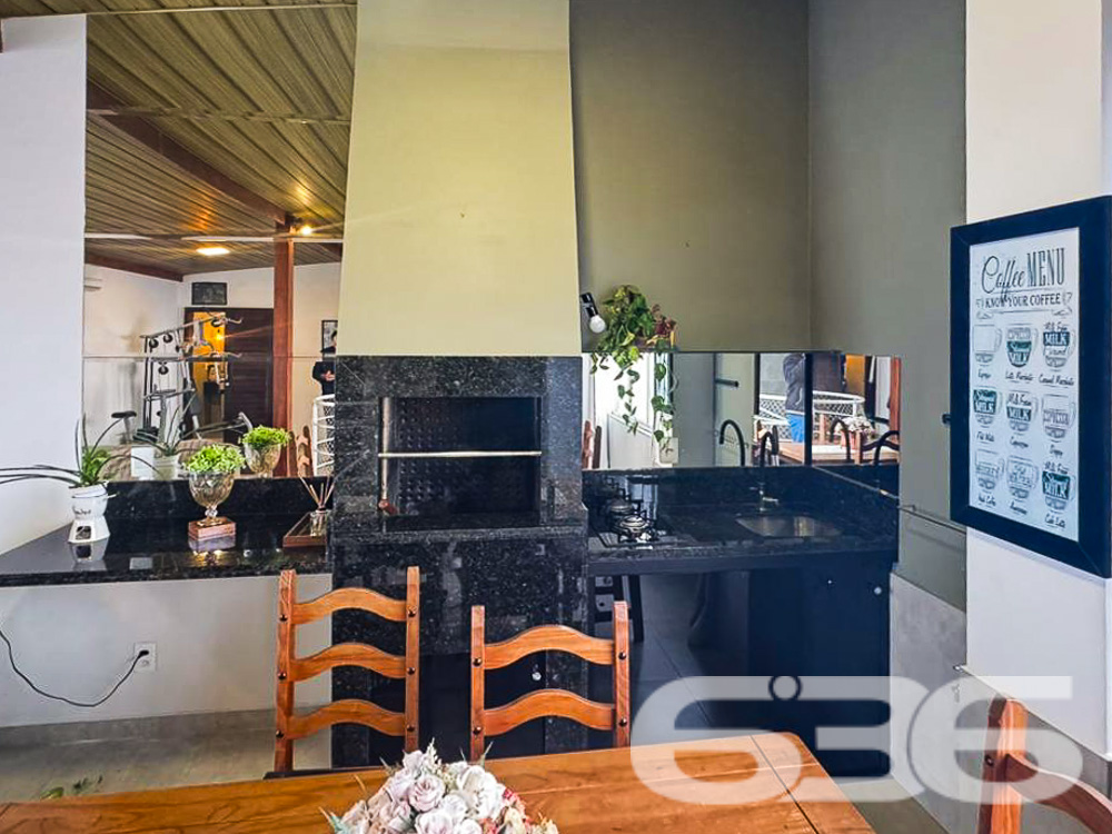 Apresentamos esta magnífica cobertura plana localizada no charmoso bairro Boa Vista, em Joinville, SC. Este apartamento, oferece o conforto e a comodidade que você e sua família merecem.
Composição do Imóvel:
* Sala de Estar: Espaçosa e bem iluminada, proporcionando um ambiente aconchegante para receber familiares e amigos.
* Cozinha: Planejada com móveis embutidos de alta qualidade e equipada com eletrodomésticos modernos.
* Área de Serviço: Funcional e bem organizada, com espaço para máquinas de lavar e secar.
* Sacada: Com churrasqueira, ideal para momentos de lazer e confraternização.
* Home Office: Perfeito para quem trabalha remotamente, oferecendo um espaço tranquilo e bem iluminado.
* Área de Festa: Com churrasqueira, perfeita para eventos sociais.
* Lavabo: Adicional, garantindo praticidade no dia a dia.
O imóvel está perto de vias de acesso, shopping centers, transporte público, escolas, hospitais e serviços públicos essenciais. A posição norte garante ótima iluminação natural durante o dia.
Esta cobertura é uma oportunidade única para quem busca um imóvel completo em um dos melhores bairros de Joinville. Pronto para morar, este apartamento proporciona o conforto e a qualidade de vida que você e sua família merecem.
Não perca a chance de conhecer este imóvel dos sonhos! Agende uma visita com um de nossos corretores e descubra todos os detalhes que fazem desta cobertura uma opção única no mercado.
636 NEGÓCIOS IMOBILIÁRIOS: A SUA MELHOR ESCOLHA
Com mais de 30 anos de experiência, a 636 Negócios Imobiliários é sua parceira ideal para encontrar o imóvel perfeito. Estamos prontos para ajudá-lo a fazer deste imóvel o seu novo lar.
Telefone: (47) 3451-0636
WhatsApp: (47) 99190-0636
Não perca esta oportunidade única. Visite nosso site para mais informações: i636.com.br