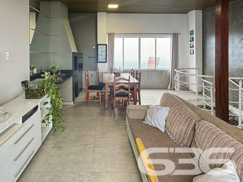 Apresentamos esta magnífica cobertura plana localizada no charmoso bairro Boa Vista, em Joinville, SC. Este apartamento, oferece o conforto e a comodidade que você e sua família merecem.
Composição do Imóvel:
* Sala de Estar: Espaçosa e bem iluminada, proporcionando um ambiente aconchegante para receber familiares e amigos.
* Cozinha: Planejada com móveis embutidos de alta qualidade e equipada com eletrodomésticos modernos.
* Área de Serviço: Funcional e bem organizada, com espaço para máquinas de lavar e secar.
* Sacada: Com churrasqueira, ideal para momentos de lazer e confraternização.
* Home Office: Perfeito para quem trabalha remotamente, oferecendo um espaço tranquilo e bem iluminado.
* Área de Festa: Com churrasqueira, perfeita para eventos sociais.
* Lavabo: Adicional, garantindo praticidade no dia a dia.
O imóvel está perto de vias de acesso, shopping centers, transporte público, escolas, hospitais e serviços públicos essenciais. A posição norte garante ótima iluminação natural durante o dia.
Esta cobertura é uma oportunidade única para quem busca um imóvel completo em um dos melhores bairros de Joinville. Pronto para morar, este apartamento proporciona o conforto e a qualidade de vida que você e sua família merecem.
Não perca a chance de conhecer este imóvel dos sonhos! Agende uma visita com um de nossos corretores e descubra todos os detalhes que fazem desta cobertura uma opção única no mercado.
636 NEGÓCIOS IMOBILIÁRIOS: A SUA MELHOR ESCOLHA
Com mais de 30 anos de experiência, a 636 Negócios Imobiliários é sua parceira ideal para encontrar o imóvel perfeito. Estamos prontos para ajudá-lo a fazer deste imóvel o seu novo lar.
Telefone: (47) 3451-0636
WhatsApp: (47) 99190-0636
Não perca esta oportunidade única. Visite nosso site para mais informações: i636.com.br