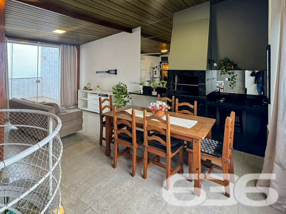 Apresentamos esta magnífica cobertura plana localizada no charmoso bairro Boa Vista, em Joinville, SC. Este apartamento, oferece o conforto e a comodidade que você e sua família merecem.
Composição do Imóvel:
* Sala de Estar: Espaçosa e bem iluminada, proporcionando um ambiente aconchegante para receber familiares e amigos.
* Cozinha: Planejada com móveis embutidos de alta qualidade e equipada com eletrodomésticos modernos.
* Área de Serviço: Funcional e bem organizada, com espaço para máquinas de lavar e secar.
* Sacada: Com churrasqueira, ideal para momentos de lazer e confraternização.
* Home Office: Perfeito para quem trabalha remotamente, oferecendo um espaço tranquilo e bem iluminado.
* Área de Festa: Com churrasqueira, perfeita para eventos sociais.
* Lavabo: Adicional, garantindo praticidade no dia a dia.
O imóvel está perto de vias de acesso, shopping centers, transporte público, escolas, hospitais e serviços públicos essenciais. A posição norte garante ótima iluminação natural durante o dia.
Esta cobertura é uma oportunidade única para quem busca um imóvel completo em um dos melhores bairros de Joinville. Pronto para morar, este apartamento proporciona o conforto e a qualidade de vida que você e sua família merecem.
Não perca a chance de conhecer este imóvel dos sonhos! Agende uma visita com um de nossos corretores e descubra todos os detalhes que fazem desta cobertura uma opção única no mercado.
636 NEGÓCIOS IMOBILIÁRIOS: A SUA MELHOR ESCOLHA
Com mais de 30 anos de experiência, a 636 Negócios Imobiliários é sua parceira ideal para encontrar o imóvel perfeito. Estamos prontos para ajudá-lo a fazer deste imóvel o seu novo lar.
Telefone: (47) 3451-0636
WhatsApp: (47) 99190-0636
Não perca esta oportunidade única. Visite nosso site para mais informações: i636.com.br