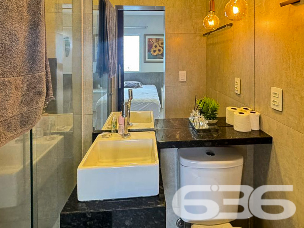 Apresentamos esta magnífica cobertura plana localizada no charmoso bairro Boa Vista, em Joinville, SC. Este apartamento, oferece o conforto e a comodidade que você e sua família merecem.
Composição do Imóvel:
* Sala de Estar: Espaçosa e bem iluminada, proporcionando um ambiente aconchegante para receber familiares e amigos.
* Cozinha: Planejada com móveis embutidos de alta qualidade e equipada com eletrodomésticos modernos.
* Área de Serviço: Funcional e bem organizada, com espaço para máquinas de lavar e secar.
* Sacada: Com churrasqueira, ideal para momentos de lazer e confraternização.
* Home Office: Perfeito para quem trabalha remotamente, oferecendo um espaço tranquilo e bem iluminado.
* Área de Festa: Com churrasqueira, perfeita para eventos sociais.
* Lavabo: Adicional, garantindo praticidade no dia a dia.
O imóvel está perto de vias de acesso, shopping centers, transporte público, escolas, hospitais e serviços públicos essenciais. A posição norte garante ótima iluminação natural durante o dia.
Esta cobertura é uma oportunidade única para quem busca um imóvel completo em um dos melhores bairros de Joinville. Pronto para morar, este apartamento proporciona o conforto e a qualidade de vida que você e sua família merecem.
Não perca a chance de conhecer este imóvel dos sonhos! Agende uma visita com um de nossos corretores e descubra todos os detalhes que fazem desta cobertura uma opção única no mercado.
636 NEGÓCIOS IMOBILIÁRIOS: A SUA MELHOR ESCOLHA
Com mais de 30 anos de experiência, a 636 Negócios Imobiliários é sua parceira ideal para encontrar o imóvel perfeito. Estamos prontos para ajudá-lo a fazer deste imóvel o seu novo lar.
Telefone: (47) 3451-0636
WhatsApp: (47) 99190-0636
Não perca esta oportunidade única. Visite nosso site para mais informações: i636.com.br