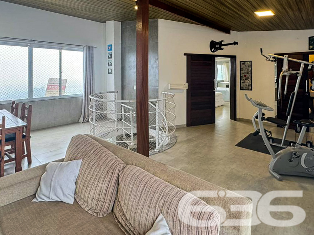 Apresentamos esta magnífica cobertura plana localizada no charmoso bairro Boa Vista, em Joinville, SC. Este apartamento, oferece o conforto e a comodidade que você e sua família merecem.
Composição do Imóvel:
* Sala de Estar: Espaçosa e bem iluminada, proporcionando um ambiente aconchegante para receber familiares e amigos.
* Cozinha: Planejada com móveis embutidos de alta qualidade e equipada com eletrodomésticos modernos.
* Área de Serviço: Funcional e bem organizada, com espaço para máquinas de lavar e secar.
* Sacada: Com churrasqueira, ideal para momentos de lazer e confraternização.
* Home Office: Perfeito para quem trabalha remotamente, oferecendo um espaço tranquilo e bem iluminado.
* Área de Festa: Com churrasqueira, perfeita para eventos sociais.
* Lavabo: Adicional, garantindo praticidade no dia a dia.
O imóvel está perto de vias de acesso, shopping centers, transporte público, escolas, hospitais e serviços públicos essenciais. A posição norte garante ótima iluminação natural durante o dia.
Esta cobertura é uma oportunidade única para quem busca um imóvel completo em um dos melhores bairros de Joinville. Pronto para morar, este apartamento proporciona o conforto e a qualidade de vida que você e sua família merecem.
Não perca a chance de conhecer este imóvel dos sonhos! Agende uma visita com um de nossos corretores e descubra todos os detalhes que fazem desta cobertura uma opção única no mercado.
636 NEGÓCIOS IMOBILIÁRIOS: A SUA MELHOR ESCOLHA
Com mais de 30 anos de experiência, a 636 Negócios Imobiliários é sua parceira ideal para encontrar o imóvel perfeito. Estamos prontos para ajudá-lo a fazer deste imóvel o seu novo lar.
Telefone: (47) 3451-0636
WhatsApp: (47) 99190-0636
Não perca esta oportunidade única. Visite nosso site para mais informações: i636.com.br