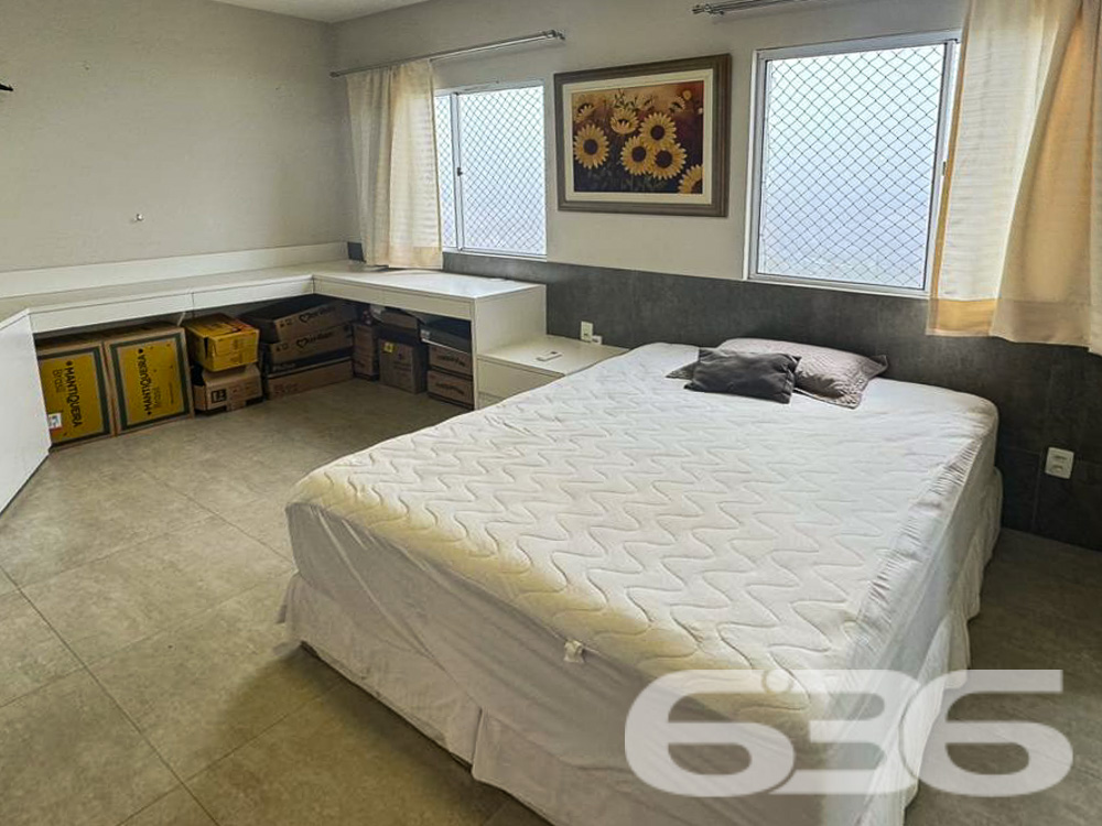 Apresentamos esta magnífica cobertura plana localizada no charmoso bairro Boa Vista, em Joinville, SC. Este apartamento, oferece o conforto e a comodidade que você e sua família merecem.
Composição do Imóvel:
* Sala de Estar: Espaçosa e bem iluminada, proporcionando um ambiente aconchegante para receber familiares e amigos.
* Cozinha: Planejada com móveis embutidos de alta qualidade e equipada com eletrodomésticos modernos.
* Área de Serviço: Funcional e bem organizada, com espaço para máquinas de lavar e secar.
* Sacada: Com churrasqueira, ideal para momentos de lazer e confraternização.
* Home Office: Perfeito para quem trabalha remotamente, oferecendo um espaço tranquilo e bem iluminado.
* Área de Festa: Com churrasqueira, perfeita para eventos sociais.
* Lavabo: Adicional, garantindo praticidade no dia a dia.
O imóvel está perto de vias de acesso, shopping centers, transporte público, escolas, hospitais e serviços públicos essenciais. A posição norte garante ótima iluminação natural durante o dia.
Esta cobertura é uma oportunidade única para quem busca um imóvel completo em um dos melhores bairros de Joinville. Pronto para morar, este apartamento proporciona o conforto e a qualidade de vida que você e sua família merecem.
Não perca a chance de conhecer este imóvel dos sonhos! Agende uma visita com um de nossos corretores e descubra todos os detalhes que fazem desta cobertura uma opção única no mercado.
636 NEGÓCIOS IMOBILIÁRIOS: A SUA MELHOR ESCOLHA
Com mais de 30 anos de experiência, a 636 Negócios Imobiliários é sua parceira ideal para encontrar o imóvel perfeito. Estamos prontos para ajudá-lo a fazer deste imóvel o seu novo lar.
Telefone: (47) 3451-0636
WhatsApp: (47) 99190-0636
Não perca esta oportunidade única. Visite nosso site para mais informações: i636.com.br