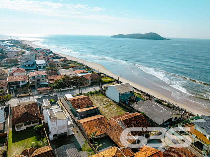 Descubra Seu Novo Lar no Coração de Balneário Barra do Sul!

Apresentamos esta encantadora residência térrea padrão, localizada estrategicamente no centro de Balneário Barra do Sul, Santa Catarina. Ideal para quem busca comodidade e acesso fácil aos serviços essenciais, essa propriedade destaca-se por sua proximidade a vias de acesso, transporte público, escolas e hospitais.

Composição do Imóvel:

Quartos: 2 dormitórios acolhedores.
Banheiros: 2, práticos e bem posicionados.
Garagem: Espaço coberto para 4 veículos.
Sala de Estar Espaçosa: Perfeita para relaxar e receber visitas.
Cozinha Conjugada com Copa e Sala: Um moderno layout aberto que maximiza o espaço e a interação.
Área de Festa com Churrasqueira: Ideal para confraternizações e momentos especiais com a família e amigos.
Área de Serviço Separada: Praticidade no dia a dia.

Viver em Balneário Barra do Sul: Conhecida por suas belas paisagens e qualidade de vida, Balneário Barra do Sul é o local ideal para quem busca tranquilidade sem abrir mão da conveniência urbana. Aproveite a proximidade com a natureza e a facilidade de acesso a todos os serviços necessários para o seu dia a dia.

Não perca a oportunidade de conhecer esse imóvel que pode ser o cenário de muitas histórias felizes. Entre em contato conosco hoje mesmo para agendar uma visita e venha descobrir tudo o que essa residência tem a oferecer!
 
636 NEGÓCIOS IMOBILIÁRIOS: A SUA MELHOR ESCOLHA
Com mais de 30 anos de experiência, a 636 Negócios Imobiliários é sua parceira ideal para encontrar o imóvel perfeito. Estamos prontos para ajudá-lo a fazer deste imóvel o seu novo lar.
 
Telefone: (47) 3451-0636
WhatsApp: (47) 99190-0636
 
Não perca esta oportunidade única. Visite nosso site para mais informações: i636.com.br