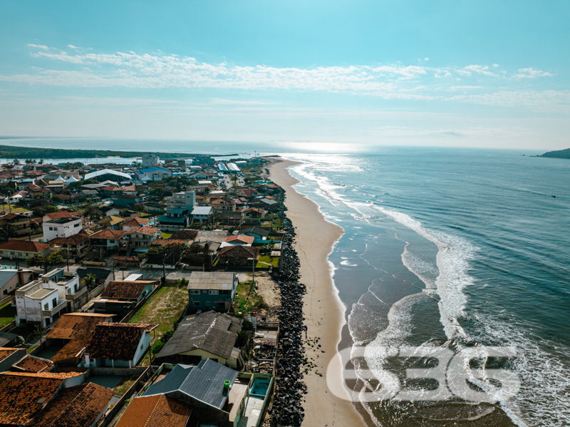 Descubra Seu Novo Lar no Coração de Balneário Barra do Sul!

Apresentamos esta encantadora residência térrea padrão, localizada estrategicamente no centro de Balneário Barra do Sul, Santa Catarina. Ideal para quem busca comodidade e acesso fácil aos serviços essenciais, essa propriedade destaca-se por sua proximidade a vias de acesso, transporte público, escolas e hospitais.

Composição do Imóvel:

Quartos: 2 dormitórios acolhedores.
Banheiros: 2, práticos e bem posicionados.
Garagem: Espaço coberto para 4 veículos.
Sala de Estar Espaçosa: Perfeita para relaxar e receber visitas.
Cozinha Conjugada com Copa e Sala: Um moderno layout aberto que maximiza o espaço e a interação.
Área de Festa com Churrasqueira: Ideal para confraternizações e momentos especiais com a família e amigos.
Área de Serviço Separada: Praticidade no dia a dia.

Viver em Balneário Barra do Sul: Conhecida por suas belas paisagens e qualidade de vida, Balneário Barra do Sul é o local ideal para quem busca tranquilidade sem abrir mão da conveniência urbana. Aproveite a proximidade com a natureza e a facilidade de acesso a todos os serviços necessários para o seu dia a dia.

Não perca a oportunidade de conhecer esse imóvel que pode ser o cenário de muitas histórias felizes. Entre em contato conosco hoje mesmo para agendar uma visita e venha descobrir tudo o que essa residência tem a oferecer!
 
636 NEGÓCIOS IMOBILIÁRIOS: A SUA MELHOR ESCOLHA
Com mais de 30 anos de experiência, a 636 Negócios Imobiliários é sua parceira ideal para encontrar o imóvel perfeito. Estamos prontos para ajudá-lo a fazer deste imóvel o seu novo lar.
 
Telefone: (47) 3451-0636
WhatsApp: (47) 99190-0636
 
Não perca esta oportunidade única. Visite nosso site para mais informações: i636.com.br