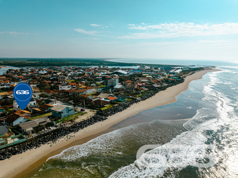 Descubra Seu Novo Lar no Coração de Balneário Barra do Sul!

Apresentamos esta encantadora residência térrea padrão, localizada estrategicamente no centro de Balneário Barra do Sul, Santa Catarina. Ideal para quem busca comodidade e acesso fácil aos serviços essenciais, essa propriedade destaca-se por sua proximidade a vias de acesso, transporte público, escolas e hospitais.

Composição do Imóvel:

Quartos: 2 dormitórios acolhedores.
Banheiros: 2, práticos e bem posicionados.
Garagem: Espaço coberto para 4 veículos.
Sala de Estar Espaçosa: Perfeita para relaxar e receber visitas.
Cozinha Conjugada com Copa e Sala: Um moderno layout aberto que maximiza o espaço e a interação.
Área de Festa com Churrasqueira: Ideal para confraternizações e momentos especiais com a família e amigos.
Área de Serviço Separada: Praticidade no dia a dia.

Viver em Balneário Barra do Sul: Conhecida por suas belas paisagens e qualidade de vida, Balneário Barra do Sul é o local ideal para quem busca tranquilidade sem abrir mão da conveniência urbana. Aproveite a proximidade com a natureza e a facilidade de acesso a todos os serviços necessários para o seu dia a dia.

Não perca a oportunidade de conhecer esse imóvel que pode ser o cenário de muitas histórias felizes. Entre em contato conosco hoje mesmo para agendar uma visita e venha descobrir tudo o que essa residência tem a oferecer!
 
636 NEGÓCIOS IMOBILIÁRIOS: A SUA MELHOR ESCOLHA
Com mais de 30 anos de experiência, a 636 Negócios Imobiliários é sua parceira ideal para encontrar o imóvel perfeito. Estamos prontos para ajudá-lo a fazer deste imóvel o seu novo lar.
 
Telefone: (47) 3451-0636
WhatsApp: (47) 99190-0636
 
Não perca esta oportunidade única. Visite nosso site para mais informações: i636.com.br